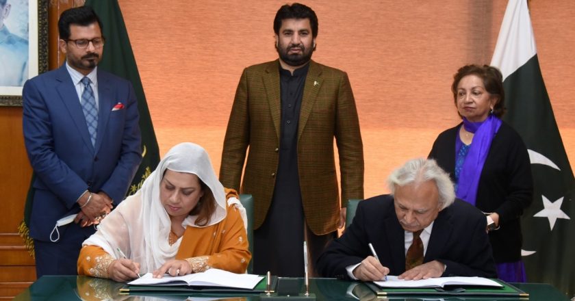 Deputy Speaker National Assembly Qasim Khan Suri witnessing the MoU signing ceremony between the Young Parliamentarians Forum and the Population Center of Pakistan