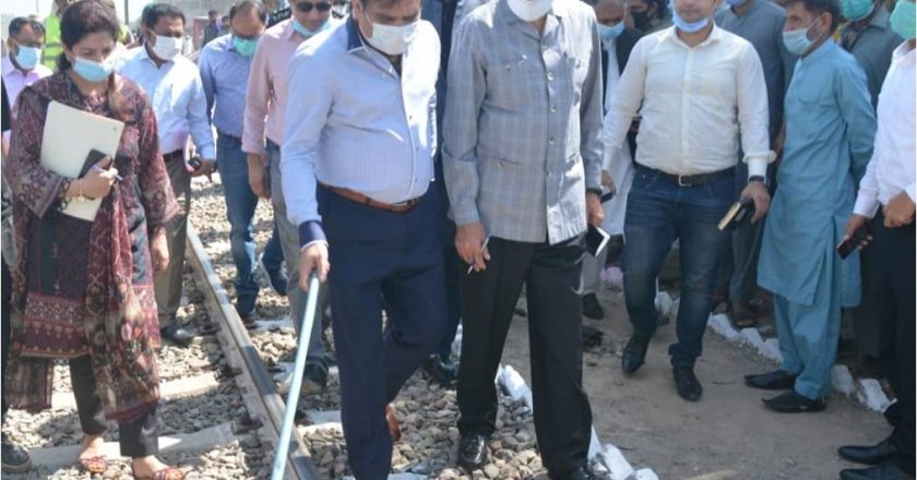 Federal Minister for Railways Azam Khan Swati along with Divisional Superintendent Lahore inspected the window trailing of Lahore to Sahiwal section