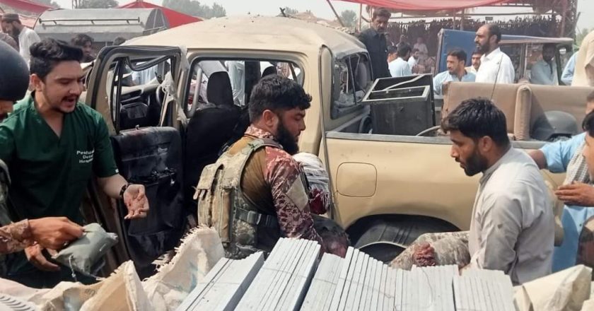 7 people were injured in an explosion near a security forces vehicle in Peshawar