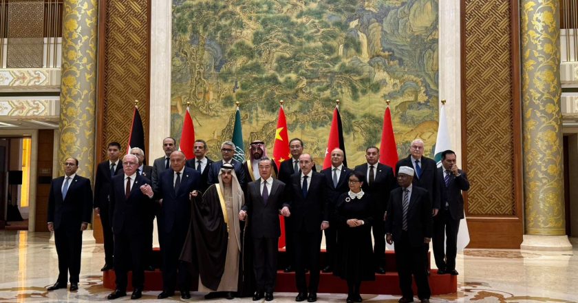 The ministerial committee in charge of the extraordinary joint Arab-Islamic summit meets with the Chinese Foreign Minister