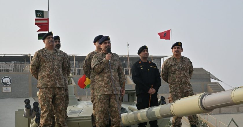 Chief of Army Staff (COAS) visited troops at Khairpur Tamewali (KPT) to witness Field Exercise of Bahawalpur Corps