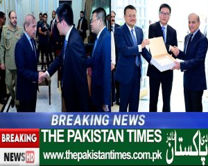 

Pakistan Prime Minister Mohammed Shehbaz Sharif assured that the government will not jeopardise the safety of Chinese workers in Pakistan. The Pakistan Government will do everything possible to facilitate Chinese investors to further expand ongoing projects, the Prime Minister said in a meeting with the Shanghai Energy Group delegation led by Chairman Wu Lei.

He called on Chinese Companies to switch from foreign electricity to domestic coal and increase their investments in coal mining. At the meeting, the Prime Minister was informed about the projects carried out by Shanghai Power Group. Stating that he has good relations with China, Prime Minister Shehbaz said that Pakistan wants to further develop friendly relations and strengthen economic cooperation with the country. Shanghai Power Group was currently working on the development of the Thar
coal mine and 1320 MW power project. It was informed that Shanghai Electric Group is one of the major companies operating within the scope of the China Economic Corridor in Pakistan. Thar Coal projects developed by the Group achieved an annual turnover of approximately Rs 400 million. Chairman of Thar 1 Energy Company Meng Donghai, Minister of Economy Ahad Khan Cheema, Minister of Energy Sardar Awais Khan Laghari attended the meeting. 'Oil Dr Musaddik Malik, Deputy Chairman of the Planning Commission Muhammad Jahanzeb and senior officials attended.
Editor: Kamran Raja 