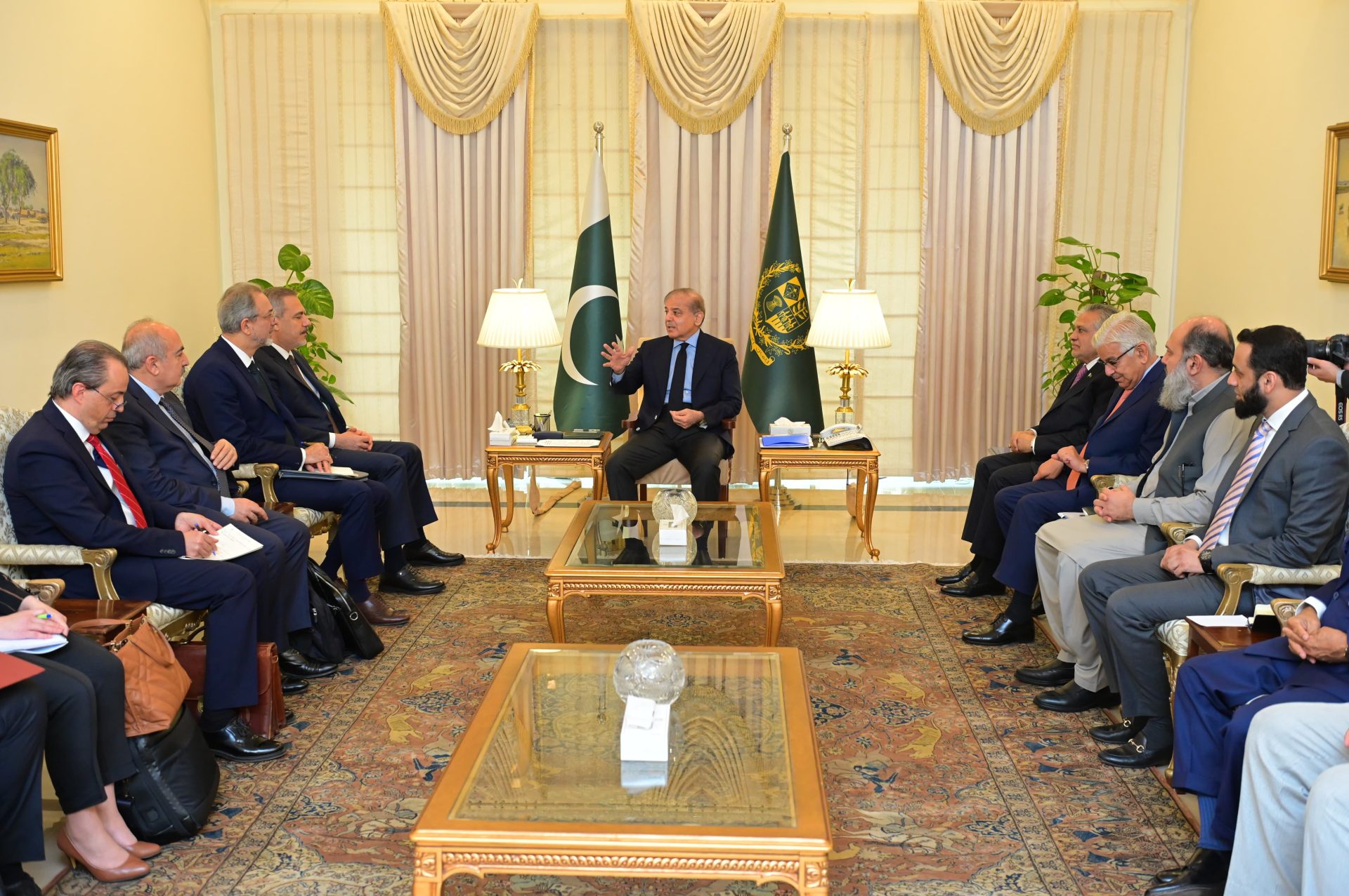 Foreign Minister of Türkiye met with Prime Minister of Pakistan