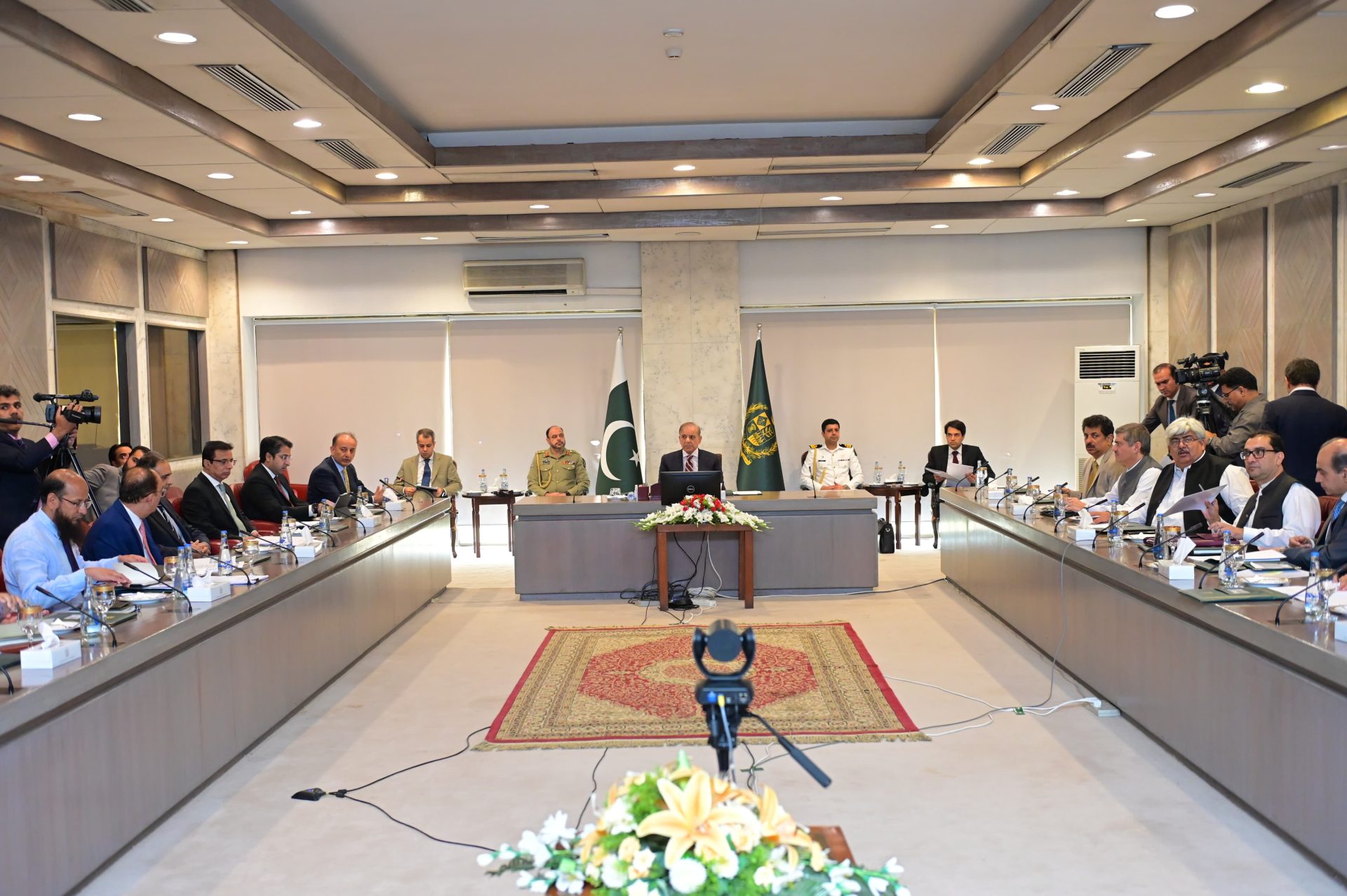 Important meeting on Investment Board issues chaired by Prime Minister Muhammad Shahbaz Sharif