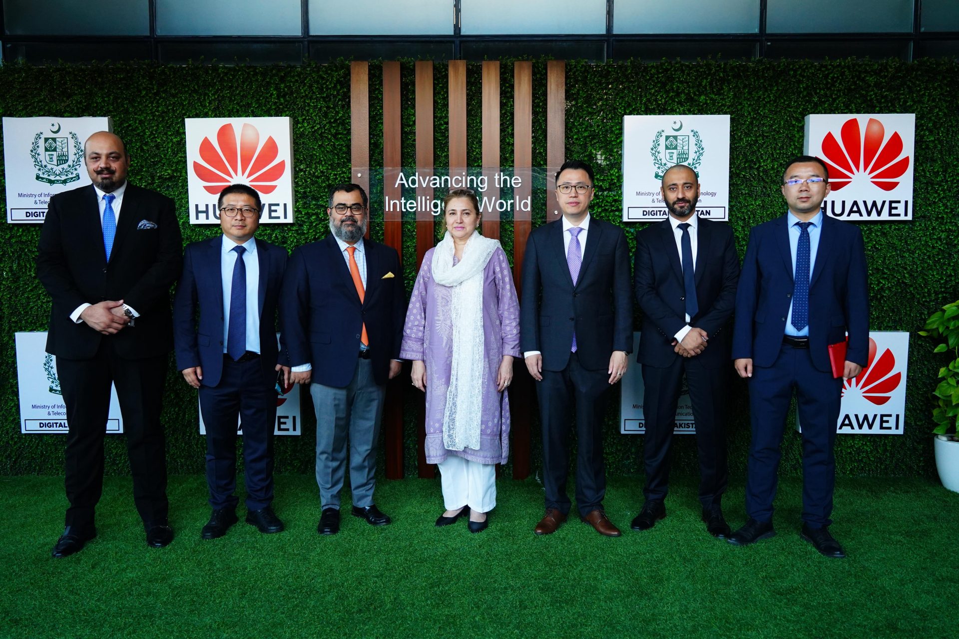 Huawei Launches “Train The Trainer” Major Training Initiative for 300,000 Students in Pakistan .
#Pakistamn