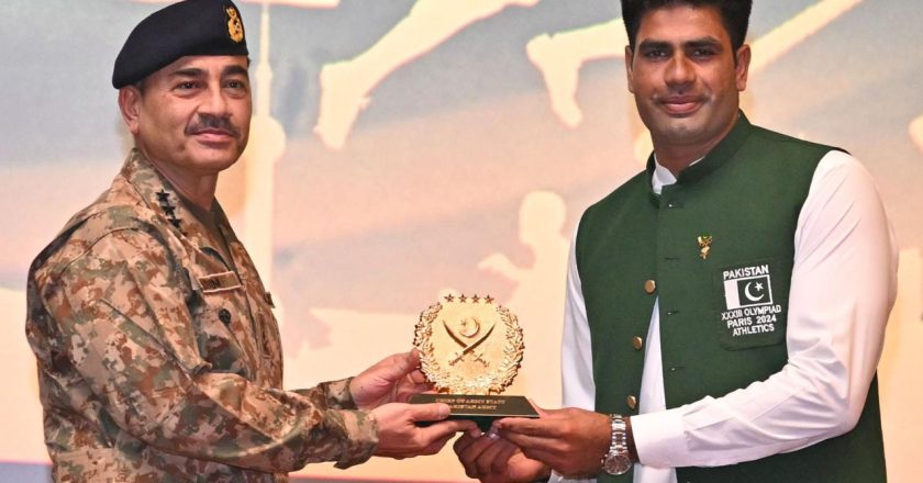 To honour Olympian Arshad Nadeem’s historic achievement, Chief of Army Staff (COAS) General Syed Asim Munir, NI (M) hosted a ceremony at Army Auditorium GHQ