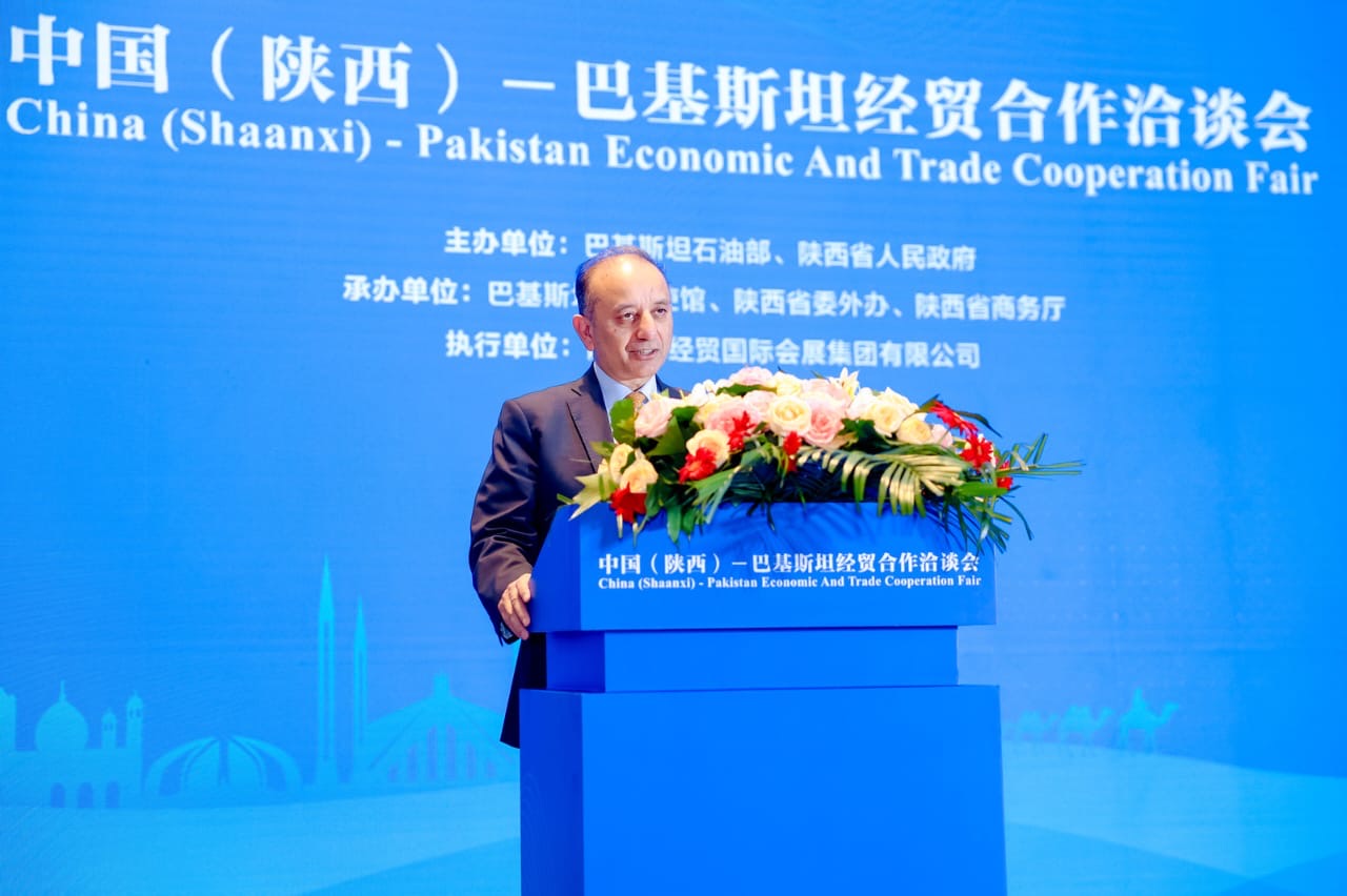 *Ministry of Energy*
*Petroleum Division*

Xian, China: September 20,2024

Press Release     

   Dr. Musadik Malik, Federal Minister for Petroleum of Pakistan addresses China (Shaanxi)-Pakistan Conference for Economic and Trade Cooperation on the sidelines of 8th Silk Road International Expo at Xi’an Shaanxi Province, China ,  today . 

In his opening remarks , the minister thanked the Government of China and the Provincial Government of Shaanxi for partnering and organizing the conference on the sidelines of 8th Silk Road International Expo . He also thanked the Shaanxi Government for inviting Pakistan as the Guest Country of Honor and for the facilitation in setting up the Pakistan Pavilion at the expo.
He underlined the significance of Xian and Shaanxi province as the staring point of the ancient silk road and the Belt and Road Initiative (BRI), launched by President Xi Jinping.  “
Dr. Musadik Malik Stated that Pakistan’s participation in expo was a tangible follow-up of the visit of Prime Minister Shehbaz Sharif to Xi’an earlier this year.

 Our long standing friendship and strategic partnership is forged in high degree of mutual trust, mutual benefit and mutual support. We are resolved to further our ironclad relationship with China in energy, economy, investment, trade and other areas. “ the Minister said. 

 The Minister highlighted the strong and expanding partnership between Pakistan and China. He emphasized the importance of bilateral economic cooperation, particularly under the framework of the China-Pakistan Economic Corridor (CPEC), which remains central to Pakistan’s growth strategy.

The minister  invited Chinese enterprises, especially those from Shaanxi province, to invest in Pakistan’s energy and petroleum sectors. He underscored  that top companies from Pakistan specializing in upstream, mid-stream and downstream petroleum and coal companies were looking to work with Shaanxi Companies to collaborate through investment, joint ventures and technology transfer. He highlighted that this was a part of Pakistan’s broader effort to attract foreign direct investment to bolster infrastructure and energy production, areas crucial for the country’s socioeconomic development. He underscored on efforts to deepen provincial-level cooperation, with a focus on enhancing B2B linkages across sectors such as mining,petroleum and energy, and technology . The Minister said that 8th Silk Road International Expo was not just a celebration of trade and investment; it was a celebration of the spirit of cooperation that defines the relationship between Pakistan and China. The minister noted that Belt and Road Initiative and its flagship project, the China-Pakistan Economic Corridor, were not only for infrastructure projects but  platforms for peace, prosperity and development for the entire world. 

The minister reaffirmed Pakistan’s commitment to working together to create  shared growth, sustainable development, and enduring friendship, based on win-win cooperation. Xian - 20-09-2024
The pakistan times
Pakistan times
Dailythepakistantimes
