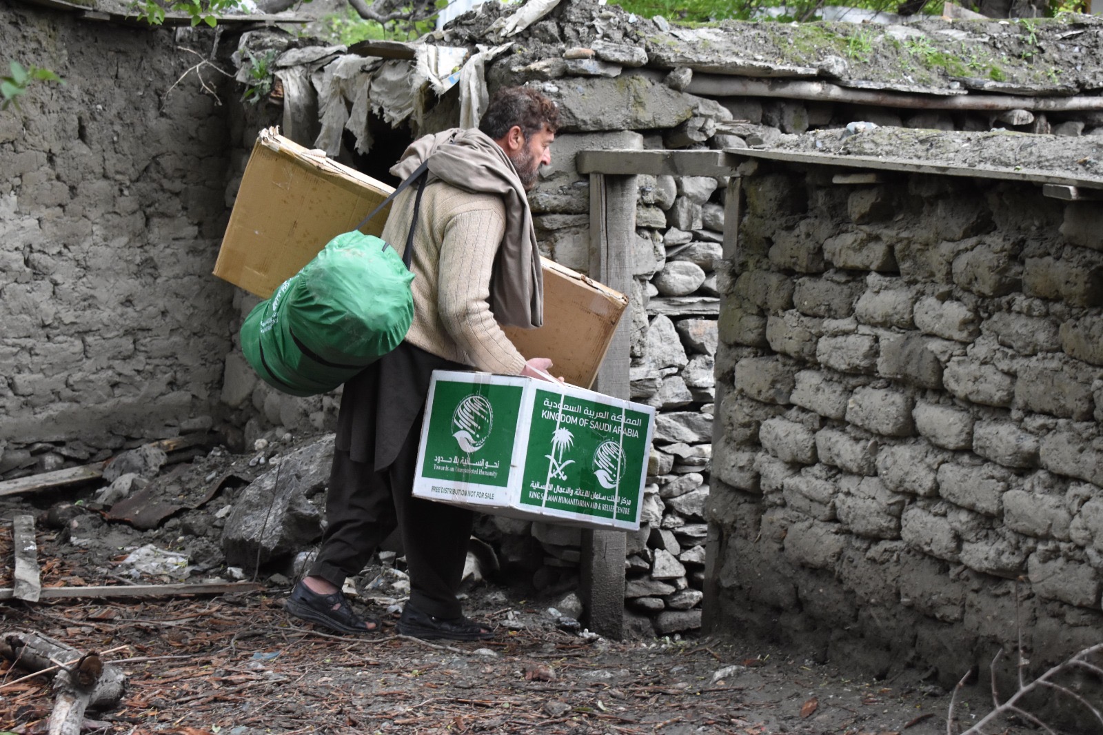 Press Release 05th Nov, 2024 KSrelief Concludes 50,000 Shelter NFIs and Winter Kit Project Across Pakistan Islamabad: King Salman Humanitarian Aid and Relief Center (KSrelief) has successfully completed its extensive 50,000 Shelter Non-Food Items (NFIs) and Winter Kit Project for 2023-24, bringing essential aid to some of Pakistan's most vulnerable communities. This project highlights KSrelief's dedication to delivering humanitarian support in response to the increasing challenges posed by climate-induced natural disasters. Spanning four phases from September 2023 to October 2024, the initiative targeted areas severely affected by flash floods, heavy rainfall, and snowfall across 44 high-need districts in Pakistan. Through this effort, KSrelief distributed a total of 25,000 Shelter NFIs and 25,000 Winter Kits, aimed at helping communities withstand harsh winter conditions and rebuild their lives in the aftermath of these disasters. In close collaboration with key government bodies—including the National Disaster Management Authority (NDMA), Provincial Disaster Management Authorities (PDMAs), and the Relief, Rehabilitation, and Settlement Department (RR&SD)—KSrelief coordinated efforts with UN agencies such as UNOCHA and IOM, alongside local authorities. This approach ensured a cohesive, well-targeted response to meet the immediate needs of those impacted. The KSrelief Shelter NFI and Winter Kits Project embodies KSrelief's commitment to alleviating suffering in times of crisis. By focusing on the most disaster-stricken regions, this project has provided essential support to over 350,000 individuals across Pakistan, enabling communities to recover and regain stability. News, news clipping/links/video other info regarding ceremony WhatsApp at The Pakistan atikes Pakistan times Pakistantimesdaily 