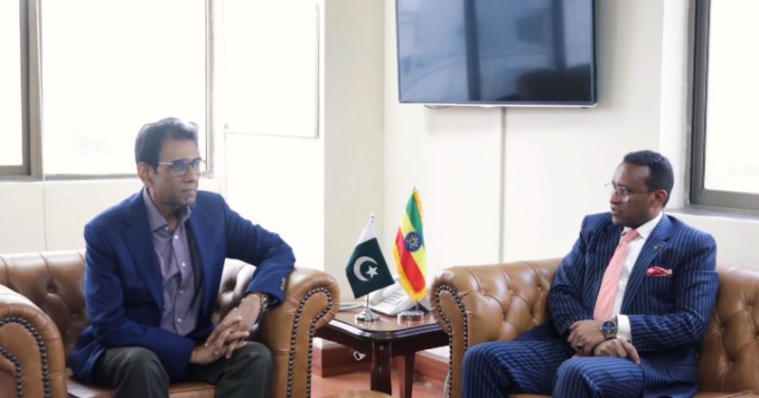 پاکستان میں موجود ایتھوپیا کے سفیر ڈاکٹر جمال بکر عبداللہ کی پاکستان کے وفا قی وزیر تعلیم سائنس اور ٹیکنالوجی ڈاکٹر خالد مقبول صدیقی سے ملاقات