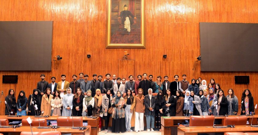 ایئر یونیورسٹی اسلام آباد کے طلبہ و فیکلٹی ممبران پر مشتمل گروپ کا سینیٹ آف پاکستان، پارلیمنٹ ہاؤس، اسلام آباد کا دورہ