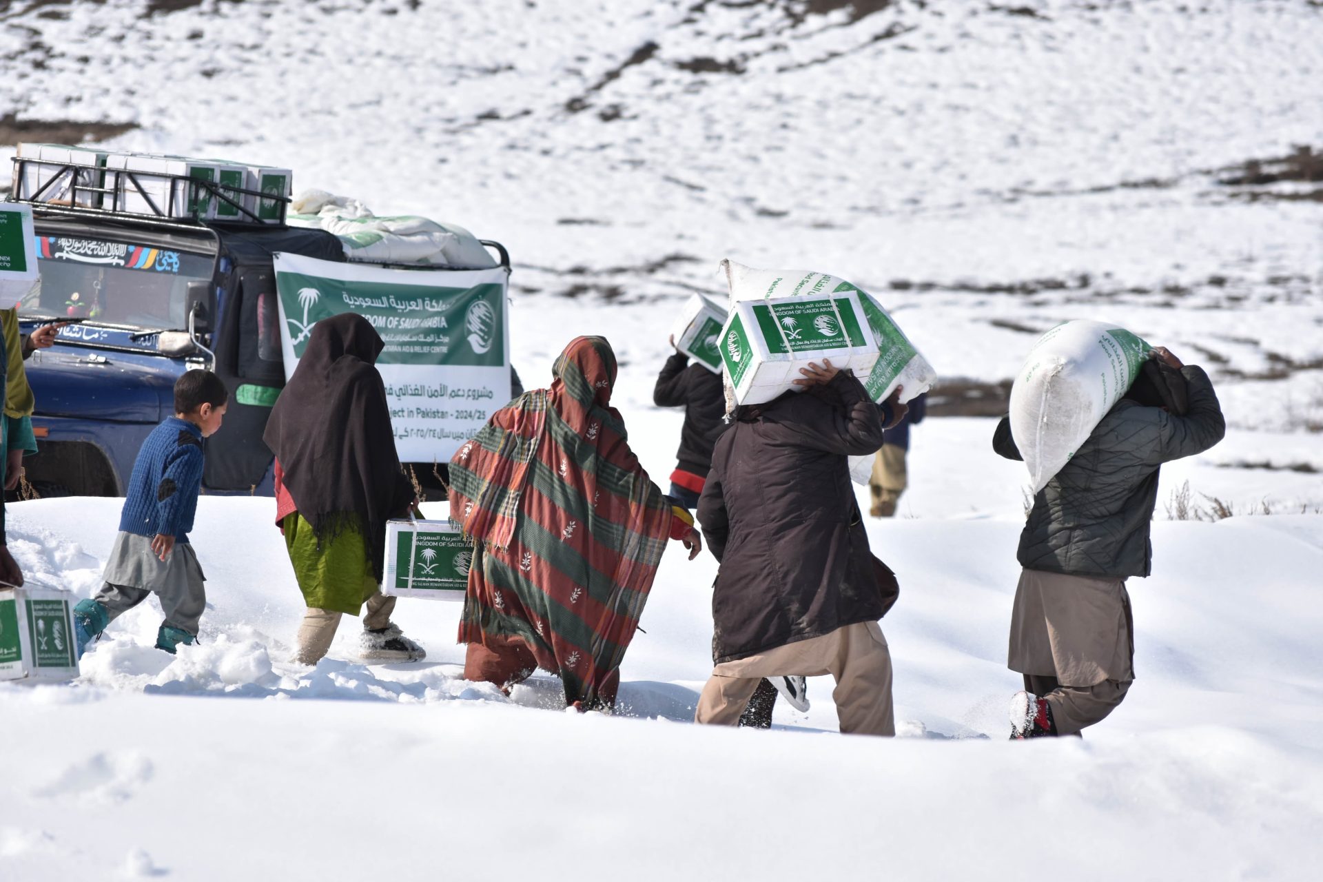 کنگ سلمان ریلیف سنٹر کی جانب سے مستحق کمیونٹیز میں 30,000 فوڈ پیکجز کی تقسیم مکمل

اسلام آباد:

کنگ سلمان ریلیف سینٹر نے نیشنل ڈیزاسٹر مینجمنٹ اتھارٹی کے تعاون سے پاکستان کے 28 اضلاع میں 30,000 فوڈ پیکجز کی کامیاب تقسیم کا عمل مکمل کر لیا تاکہ ضرورت مند کمیونٹیز کی مدد کی جا سکے۔
اس پہلے مرحلے کی تقسیم کا مقصد ان ہزاروں افراد کی معاونت کرنا ہے جو غربت کی لکیر سے نیچے زندگی گزار رہے ہیں۔ ہر فوڈ پیکج کا وزن 95 کلوگرام ہے، جس میں 80 کلوگرام آٹا، 5 لیٹر کوکنگ آئل، 5 کلوگرام چینی، اور 5 کلوگرام چنے شامل ہیں۔ تقسیم کا عمل کنگ سلمان ریلیف سینٹر کی نگرانی میں شفافیت کے ساتھ صوبائی ڈیزاسٹر مینجمنٹ اتھارٹیز ، ضلعی انتظامیہ، حیات فاؤنڈیشن، اور پیس اینڈ ڈیولپمنٹ آرگنائزیشن  کے ساتھ تعاون انجام دیا گیا ۔

یہ اقدام پاکستان میں غذائی عدم تحفظ کو کم کرنے اور مستحق گھرانوں کی فلاح و بہبود کو بہتر بنانے کے لیے کنگ سلمان ریلیف سینٹر کے عزم کا مظہر ہے۔

News, news clipping/links/video other info regarding news WhatsApp it

The pakistan Times
