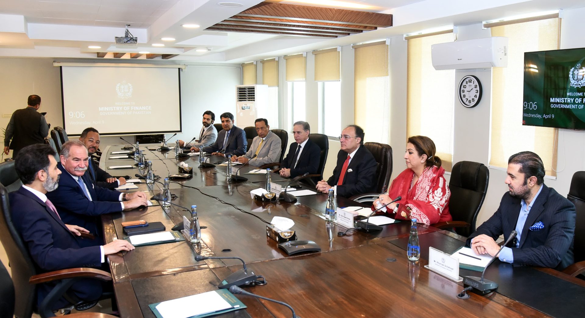 Alvarez & Marsal Delegation Calls on Finance Minister
