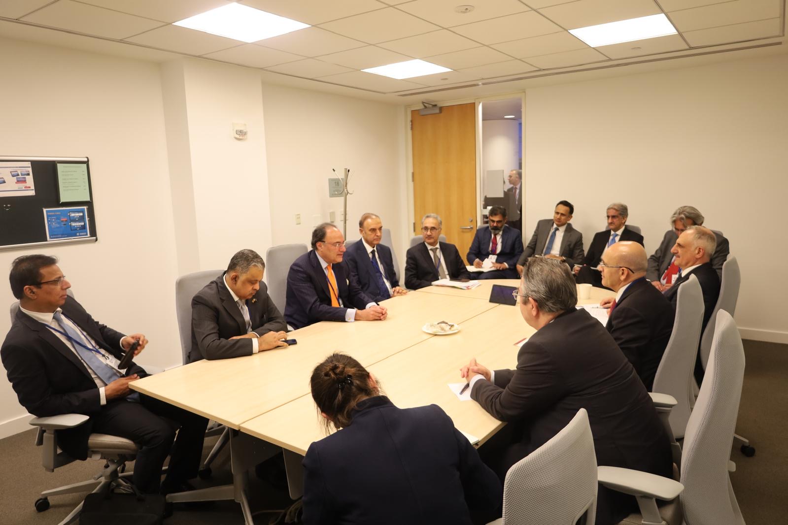 *Government of Pakistan*
*Finance Division*
<><><><><>

Washington, D.C., April 23, 2025

*Finance Minister Senator Muhammad Aurangzeb meets with Turkish Finance Minister H.E. Mehmet Şimşek*

*Media Brief*

Finance Minister Senator Muhammad Aurangzeb met with H.E. Mehmet Şimşek, Minister of Finance of Türkiye, on the sidelines of the IMF-World Bank Spring Meetings in Washington, D.C.

The Minister highlighted the strong historical ties between Pakistan and Türkiye, and emphasized the greater potential for enhanced trade and investment between the two countries. He acknowledged that the current level of bilateral trade and investment remained below its potential.

He invited Turkish investors and businessmen to explore and unlock investment opportunities in Pakistan, particularly in the dairy, cheese, and livestock sectors.

The Minister also appreciated the Turkish government’s policy of supporting high-tech sectors to foster innovation and promote greater value addition.

The pakistan Times