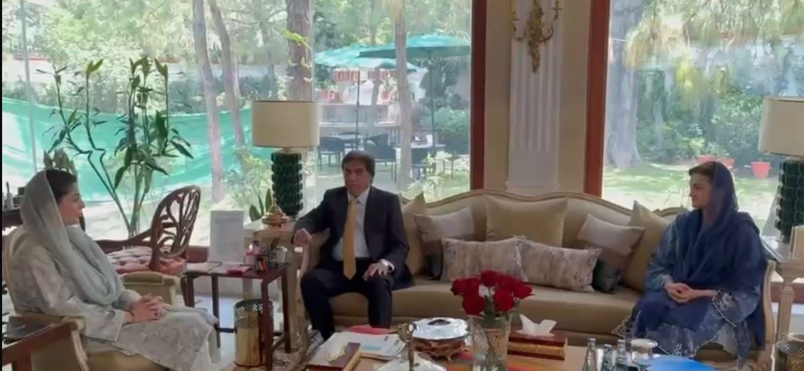 حکومت پاکستان
وزارت ریلوےپریس ریلیز
مورخہ 16-05-2025.*“وزیراعلیٰ پنجاب مریم نواز شریف سے وفاقی وزیر برائے ریلوے محمد حنیف عباسی کی اہم ملاقات”*لاہور: وزیراعلیٰ پنجاب محترمہ مریم نواز شریف اور وفاقی وزیر برائے ریلوے جناب محمد حنیف عباسی کے درمیان ایک مؤثر اور نتیجہ خیز ملاقات ہوئی جس میں موجودہ سیاسی صورتحال، قومی سلامتی، ترقیاتی منصوبوں اور پنجاب میں جدید ٹرانسپورٹ انفراسٹرکچر کے قیام پر تفصیلی تبادلہ خیال کیا گیا۔ملاقات میں خاص طور پر پنجاب میں پہلی بار بلٹ ٹرین اور ہائی سپیڈ ٹرینز کے منصوبوں پر توجہ مرکوز کی گئی۔ دونوں رہنماؤں نے اس بات پر اتفاق کیا کہ یہ منصوبے نہ صرف پنجاب بلکہ پورے ملک کی معاشی ترقی اور ٹرانسپورٹ کے نظام کو جدید خطوط پر استوار کرنے میں کلیدی کردار ادا کریں گے۔ بلٹ ٹرین کے ذریعے عوام کو تیز، محفوظ اور سہولت بخش سفر فراہم کیا جائے گا، جس سے کاروباری سرگرمیوں اور روزگار کے مواقع بھی بڑھے گے۔وفاقی وزیر ریلوے محمد حنیف عباسی نے وزیراعلیٰ مریم نواز شریف کی سرپرستی میں سی ایم لیپ ٹاپ اسکیم اور ہونہار سکالرشپ فیز ٹو کی کامیابیوں کو سراہا، جو پنجاب میں تعلیم کے فروغ اور نوجوانوں کی صلاحیتوں کو نکھارنے میں اہم کردار ادا کر رہی ہیں۔وزیراعلیٰ مریم نواز شریف نے آپریشن “بنیان مرصوص” کو قومی سلامتی کی حفاظت میں ایک تاریخی کامیابی قرار دیتے ہوئے کہا کہ یہ آپریشن سیاسی اور عسکری قیادت کے ساتھ قوم کے مکمل اتحاد کا مظہر ہے۔ انہوں نے پاک فوج کے شہید اور جوانوں کو خراج تحسین پیش کیا کہ جنہوں نے اپنی جانوں کے نذرانے دے کر ملک کی حفاظت کو یقینی بنایا۔مزید برآں، مریم نواز شریف نے کہا کہ آج کا پاکستان مضبوط قیادت کے زیرِ سایہ ہے جہاں قومی یکجہتی، سیاسی استحکام اور ترقیاتی تسلسل کو اولین ترجیح دی جا رہی ہے۔ ملک کو درپیش چیلنجز کا مؤثر حل انہی عناصر میں مضمر ہے جن پر حکومت بھرپور توجہ دے رہی ہے۔وزیراعلیٰ نے کہا کہ اب وقت آ چکا ہے کہ پنجاب کے عوام کو جدید، عالمی معیار کی سفری سہولیات فراہم کی جائیں تاکہ نہ صرف روزمرہ کی آمدورفت میں آسانی ہو بلکہ یہ ترقی کے نئے دروازے بھی کھولیں۔ بلٹ ٹرین اور جدید ریلوے نیٹ ورک نہ صرف مسافروں کے لیے سہولت کا باعث بنیں گے بلکہ ملکی معیشت کو بھی مضبوط کرنے میں مددگار ثابت ہوں گے۔ملاقات کے آخر میں دونوں رہنماؤں نے مل کر ترقیاتی منصوبوں کو بروقت مکمل کرنے اور عوامی فلاح و بہبود کے لیے بھرپور تعاون کا عزم ظاہر کیا۔
The Pakistan Times News