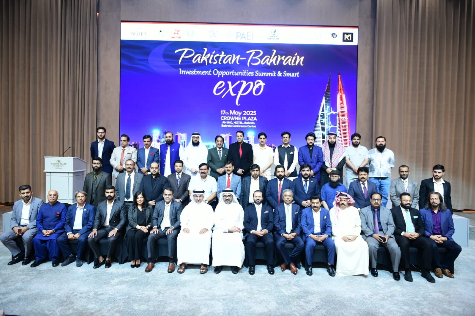 پہلا پاکستان-بحرین سرمایہ کاری مواقع سربراہی اجلاس اور اسمارٹ ایکسپو 2025، منامہ میں کامیابی سے اختتام پذیر پہلا پاکستان-بحرین سرمایہ کاری مواقع سربراہی اجلاس اور اسمارٹ ایکسپو 17 مئی 2025 کو منامہ کے کراؤن پلازہ ہوٹل میں کامیابی کے ساتھ منعقد ہوا۔ یہ نمایاں ایونٹ پاکستان ایسوسی ایشن آف ایگزیبیشن انڈسٹری نے بحرین میں اسلامی جمہوریہ پاکستان کے سفارت خانے کے تعاون سے منعقد کیا۔ تقریب کے افتتاحی سیشن کے مہمانِ خصوصی بحرین چیمبر آف کامرس اینڈ انڈسٹری کے دوسرے نائب چیئرمین جناب محمد عبدالجبّار الکوحیجی تھے۔ اختتامی اجلاس کو بحرین کے وزیرِ تجارت و صنعت جناب عبداللہ بن عادل فخرو نے رونق بخشی۔ اس سربراہی اجلاس میں پاکستان سے 125 سے زائد ممتاز کمپنیوں نے شرکت کی، جن کا تعلق مختلف شعبہ جات سے تھا جن میں انفارمیشن ٹیکنالوجی، اسٹاک ایکسچینج، ہیومن ریسورس سروسز، اور رئیل اسٹیٹ شامل ہیں۔ ان کمپنیوں نے سرمایہ کاری کے لیے تیار منصوبے اور خدمات پیش کیں، جنہوں نے نہ صرف پاکستانی کمیونٹی بلکہ بحرینی کاروباری شخصیات کی بھرپور توجہ حاصل کی۔ ایکسپو کا مقصد پاکستان میں سرمایہ کاری کے امکانات کو فروغ دینا اور بحرینی مارکیٹ میں پاکستانی سرمایہ کاروں کا اعتماد بحال کرنا تھا۔ یہ اقدام دونوں ممالک کے درمیان دو طرفہ تجارت اور سرمایہ کاری کے اشتراک کی مضبوط صلاحیت کو اجاگر کرتا ہے۔ ابتدائی اندازوں کے مطابق اس ایونٹ کے دوران تقریب12 ملین امریکی ڈالر کے تجارتی معاہدے طے پائے، جو پاکستان اور بحرین کے درمیان اقتصادی تعاون کی ایک اہم پیش رفت ہے۔ یہ تقریب نہ صرف تجارتی تعلقات کو مضبوط بنانے کا ذریعہ بنی بلکہ اس نے علاقائی اقتصادی انضمام اور باہمی ترقی کے لیے دونوں ممالک کے مشترکہ عزم کو بھی نمایاں کیا۔ منتظمین نے اعلان کیا کہ اس سربراہی اجلاس کو ایک باقاعدہ سالانہ پلیٹ فارم بنایا جائے گا تاکہ کاروباری تعلقات کو مزید فروغ دیا جا سکے اور پائیدار اقتصادی شراکت داری کو ممکن بنایا جا سکے The Pakistan Times News Pakistan Times News