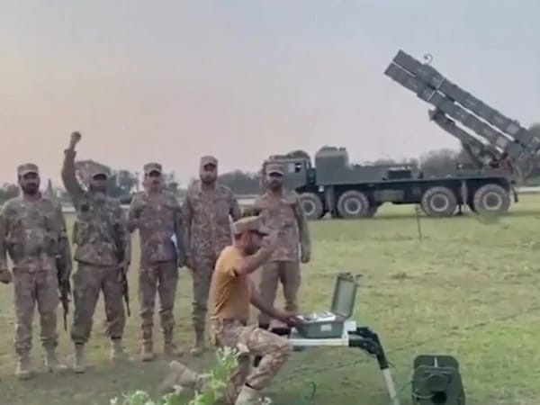 *معرکہ حق: معروف امریکی جریدے نے آپریشن بُنیان مرصوص کو پاک فوج کی بڑی کامیابی قرار دیدیا*معروف امریکی جریدے نیویارک ٹائمز نے آپریشن بنیان مرصوص کو پاکستانی مسلح افواج کی بڑی کامیابی قرار دیدیا۔دنیا کے دیگر میڈیا پلیٹ فارمز کی طرح نیویارک ٹائمز نے بھی آپریشن بنیان مرصوص  کو پاکستانی مسلح افواج کی کامیابی قرار دیدیا۔نیویارک ٹائمز میں شائع ایک مضمون کے مطابق ’پاکستان طویل عرصے سے سیاسی، اقتصادی اور سلامتی کے بحرانوں میں گھرا ہوا تھا، بھارت کی جارحیت کیخلاف آپریشن بنیان مرصوص میں بڑی فتح نے یکا یک سب کچھ بدل کر رکھ دیا۔نیویارک ٹائمز نے کہا کہ بھارت کے ساتھ بڑی فوجی جھڑپ میں پاکستان کی کامیابی سے پاکستانی مسلح افواج کے وقار میں مزید اضافہ ہوا، پاکستانی مسلح افواج کی جیت پر ان کے حق میں ریلیاں بھی نکالیں گئیں، پاکستان اور بھارت کے درمیان حالیہ تنازعے نے عوامی جذبات میں تبدیلی کی لہر پیدا کی ہے۔اس حوالے سے پاکستانی شہریوں کا کہنا ہے کہ ’’ایسا محسوس ہوتا ہے کہ ہم نے کچھ جیت لیا ہے اب ہم ناکام ریاست نہیں ہیں‘ تمام منفی پروپیگنڈے کے باوجود پاکستان کی مسلح افواج نے اپنی طاقت اور اثر و رسوخ کو مزید مستحکم کیا ہے۔نیویارک ٹائمز نے کہا کہ بھارت نے پہلگام فالس فلیگ آپریشن کا الزام پاکستان پر عائد کرکے جارحیت کا آغاز کیا، پاکستان کی مسلح افواج کی جانب سے منہ توڑ جواب اور  بڑی جنگ سے بچنے کیلئے پاکستان نے بھارتی سیز فائر کی پیشکش کو قبول کیا۔نیویارک ٹائمز کے مطابق پاک فضائیہ نے آپریشن بیان مرصو ص میں بھارتی لڑاکا طیاروں کو زمین بوس کرکے سب کو حیران کیا،  آپریشن بنیان مرصوص کی کامیابی مسلح افواج  بالخصوص جنرل سید عاصم منیر کی قیادت  پر اعتماد کو بحال کرتی ہے۔نیویارک ٹائمز نے کہا کہ بھارتی جارحیت کے منہ توڑ جواب کے بعد جنرل سید عاصم منیر ’’قومی نجات دہندہ‘‘ کے طور پر ابھرے، اس قسم کی فتوحات فوج کی پیشہ ورانہ طاقت کو سیاسی اثر و رسوخ سے زیادہ تقویت دیتی ہیں۔دفاعی ماہرین نے کہا کہ نیویارک ٹائمز کا مضمون اس بات کا ثبوت ہے کہ پاکستان کی مسلح افواج نے پیشہ ورانہ انداز سے بھارتی جارحیت کا منہ توڑ جواب دیا، نیویارک ٹائمز کے اس مضمون سے یہ بھی ثابت ہوتا ہے کہ پاکستانی مسلح افواج نے جو کچھ کیا وہ اپنے دفاع کے طور پر کیا۔دفاعی ماہرین نے کہا کہ نیویارک ٹائمز کے مطابق آپریشن بنیان مرصوص کی کامیابی کا سہرا اعلیٰ عسکری قیادت کے سر ہے۔
The Pakistan times News
Kamran raja is the editor in chief the pakistan times news
