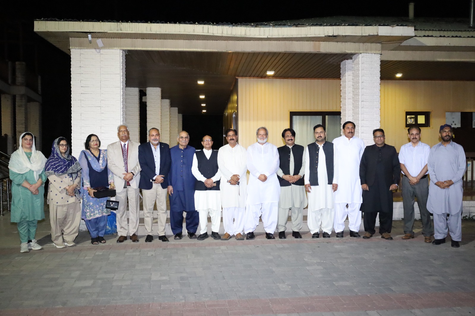 پریس ریلیز: 16 مئی 2025۔ پناہ کے سیمینار میں الٹرا پراسیسڈ فوڈز کی وجہ سے بڑھتی ہوئی غیر متعدی بیماریوں میں ہونے والے اضافے پر پارلیمینٹیرینز کا تشویش کا اظہار کیا انہوں نے اس کی وجہ بننے والے عوامل پر ٹیکسوں میں اضافے کے لیے اپنا کردا ر ادا کرنے کی یقین دہانی کروائی۔ مری - 41 فیصد سے زیادہ پاکستانی بالغ افراد زیادہ وزن یا موٹاپے کا شکار ہیں، جب کہ 33 ملین سے زیادہ افراد ذیابیطس کے ساتھ زندگی گزار رہے ہیں۔ تشویشناک بات یہ ہے کہ اضافی 10 ملین لوگ ابتدائی درجے کی ذیابیطس میں مبتلاء ہیں۔ اگر فوری اور فیصلہ کن پالیسی اقدامات نہ اٹھائے گئے تو پاکستان میں ذیابیطس کے مریضوں کی تعداد 2045 تک 62 ملین تک بڑھ سکتی ہے۔ صحت کے اس بڑھتے ہوئے بحران کی ایک اہم وجہ غیر صحت بخش غذاؤں کا استعمال ہے، خاص طور پر الٹرا پروسیسڈ فوڈ اور مشروبات کی مصنوعات، جن میں اکثر چینی، چکنائی اور چربی کی زیادہ مقدار ہوتی ہے جو ان امراض کا باعث بنتی ہے۔ پاکستان بھر میں غیر متعدی امراض (NCDs) میں خطرناک حد تک اضافے کو روکنے کے لیے، پاکستان نیشنل ہارٹ ایسوسی ایشن (PANAH) نے ایک پری بجٹ سینسائزیشن سمینار منعقد کرایا جس کا مقصد الٹرا پروسیسڈ مصنوعات (UPPs) پر ٹیکس کے نفاذ کے لیے پارلیمنٹیرینز کی حمایت حاصل کرنا ہے۔ اس موقع پر ایم این اے جناب سعد بلوچ، ایم این اے شفقت اعوان، ایم این اے بریگیڈیئر اعوان۔ اسلم گھمن، ایم این اے محترمہ غزالہ چترالی، ایم این اے ڈاکٹر نیلسن عظیم، سابق۔ ایم این اے ڈاکٹر نثار چیمہ، ایم این اے جناب سعد بلوچ، ایم این اے جناب معظم علی خان، صحت اور غذائیت کے ماہر جناب منور حسین اور جنرل سیکریٹری PANAH جناب ثناء اللہ گھمن نے شرکت کی۔ پناہ نے اس بات پر زور دیا کہ الٹرا پروسیس شدہ مصنوعات پر ایکسائز ٹیکس میں اضافہ ایک ثبوت پر مبنی پالیسی ہے جو نقصان دہ کھانے کی کھپت کو کم کرنے اور بیماریوں کے بوجھ کو کم کرنے کے لیے مدد گار ہے۔ پناہ نے قانون سازوں سے مطالبہ کیا کہ وہ فنانس بل 2025-26 میں میٹھے مشروبات اور دیگر الٹرا پراسیسڈ پراڈکٹس پر ایکسائز ٹیکس میں اضافہ کیا جائے۔ یہ پالیسی نہ صرف صحت عامہ کے تحفظ کے لیے ضروری ہے بلکہ اس سے دوہرا فائدہ بھی ہے: اس سے حکومت کو اضافی آریوینیو بھی ملے گا اور NCDs سے منسلک صحت کی دیکھ بھال کے اخراجات بھی کم ہوں گے۔ ان محصولات کو صحت عامہ کے پروگراموں کو مضبوط بنانے کے لیے مختص کیا جانا چاہیے۔ پناہ نے شرکاء کے ساتھ بات چیت کی کہ وزارت قومی صحت خدمات، ضوابط اور کوآرڈینیشن نے فنانس بل 2025-26 میں الٹرا پروسیسڈ مصنوعات پر ٹیکس بڑھانے کی تجویز پیش کی ہے۔ اراکین پارلیمنٹ نے NCD کے بڑھتے ہوئے بحران پر شدید تشویش کا اظہار کیا اور غیر صحت بخش خوراک اور مشروبات کی مصنوعات پر ٹیکس لگانے سے اتفاق کیا۔ انہوں نے صحت عامہ کے تحفظ کے لیے پناہ کی انتھک کوششوں کو تسلیم کیا اور مستقبل کی پالیسی اصلاحات کے لیے اپنی حمایت کا وعدہ کیا جس کا مقصد غذائی خطرات کو کم کرنا ہے The Pakistan Times News Pakistan Times News