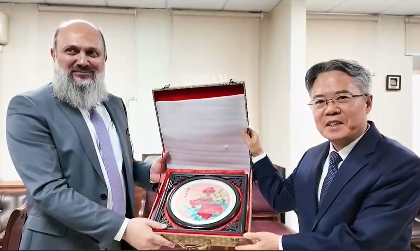 Chinese Ambassador Jiang Zedong meets Federal Minister for Commerce Jam Kamal Khan
