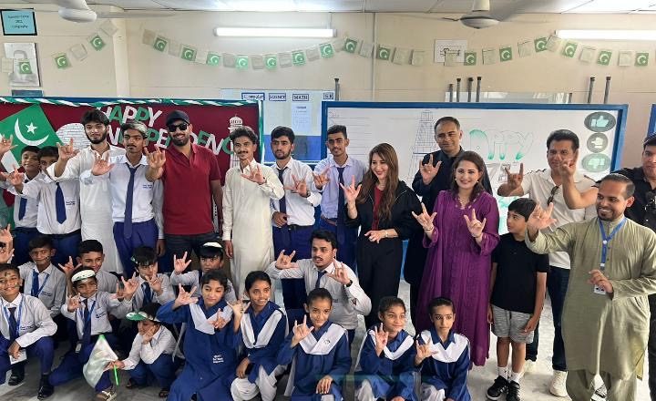 امریکی ناظم الامور نیٹلی بیکر اور بین الاقوامی کرکٹر حارث رؤف کا جہلم میں سماعت سے محروم بچوں کے اسکول کا دورہ