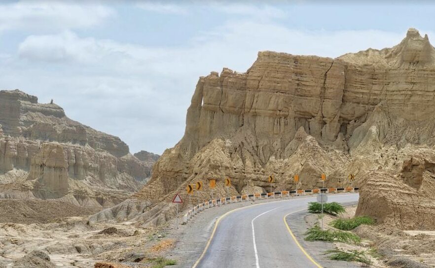 Part 2 جب بھی بلوچ یکجہتی کمیٹی کے ذریعے بلوچ لبریشن آرمی کو نئی افرادی یا مالی مدد ملتی ہے، بلوچستان میں نئی پرتشدد لہریں اٹھتی ہیں۔ سیکیورٹی اہلکار، اساتذہ، دکاندار، اور دوسرے صوبوں کے مزدور حملوں کا نشانہ بنتے ہیں۔ بازاروں میں دھماکے ہوتے ہیں، سڑکوں پر بارودی سرنگیں بچھائی جاتی ہیں، اور ترقیاتی منصوبے سبوتاژ ہوتے ہیں۔ امن اور خوشحالی کی جگہ، عام بلوچ خاندان ایک دائمی غم اور عدم استحکام کے چکر میں پھنسے رہتے ہیں۔ تربت کے ایک اسکول ٹیچر نے اپنی مایوسی کا اظہار کرتے ہوئے کہا. ہمیں نوکریاں چاہیے، اسکول چاہیے، امن چاہیے۔ مگر بلوچ یکجہتی کمیٹی ہمارے زخموں کو تازہ رکھتی ہے، نوجوانوں کو بتاتی ہے کہ ریاست دشمن ہے۔ پھر یہی نوجوان شدت پسند بن کر مارے جاتے ہیں، اور ان کے اہل خانہ کو دوبارہ مظلوم بنا کر پیش کیا جاتا ہے۔ یہ ایک ظالمانہ چکر ہے۔ اس دوغلے کھیل کا سب سے بڑا نقصان یہ ہے کہ اس سے أصل انسانی حقوق کے مسائل دب جاتے ہیں۔ ایسی بہت سی فیملیاں ہیں جن کے پیارے مہینوں یا برسوں سے لاپتہ ہیں۔ بلوچستان میں ترقی، حکمرانی، اور سیاسی نمائندگی سے متعلق حقیقی شکایات موجود ہیں۔ مگر جب بلوچ یکجہتی کمیٹی ہر مسئلے کو علیحدگی پسند سیاست سے جوڑ دیتی ہے، تو یہ امن اور مفاہمت کے أصل داعیوں کو نقصان پہنچاتی ہے۔ کئی سماجی کارکن تسلیم کرتے ہیں کہ وہ بلوچ یکجہتی کمیٹی کے خلاف کھل کر بات کرنے سے ڈرتے ہیں، کیونکہ جو بھی گروپ پر سوال اٹھاتا ہے اسے غدار یا ایجنٹ قرار دے دیا جاتا ہے۔ خضدار کے ایک کارکن نے کہا. ماحول زہریلا ہو چکا ہے۔ اگر آپ امن کی بات کریں تو آپ کو چپ کروا دیا جاتا ہے۔ اگر آپ بلوچ یکجہتی کمیٹی کی حمایت کے بغیر حقوق کی بات کریں، تو آپ کو نظر انداز کر دیا جاتا ہے۔ جی ہاں، بلوچستان جیسے اہم اور حساس خطے میں جب قومی ترقی اور چین-پاکستان اقتصادی راہداری جیسے منصوبے مستقبل کی طرف بڑھ رہے ہیں، تو ایسے میں بلوچستان یوتھ کانگرس جیسے گروہوں کے کردار کا سنجیدگی سے جائزہ لینا ناگزیر ہو جاتا ہے۔ جذباتی احتجاج، نعرے بازی اور لاشوں پر سیاست کے پیچھے ایک منظم حکمتِ عملی چھپی ہوتی ہے، جس کا مقصد عسکریت پسندوں کو سیاسی کور، مالی وسائل اور نئے بھرتی ہونے والے افراد فراہم کرنا ہے۔ جعفر ایکسپریس آپریشن کے دوران کوئٹہ کے مردہ خانے میں پیش آنے والا واقعہ اس حوالے سے ایک لمحۂ فکریہ تھا، جس نے وہ حقیقت سب کے سامنے عیاں کر دی جو اب تک صرف سرگوشیوں میں سنی جاتی تھی — کہ بلوچ یکجہتی کمیٹی اور بلوچ لبریشن آرمی ایک ہی سکے کے دو رخ ہیں۔ جب تک اس گٹھ جوڑ کو بے نقاب اور سمجھا نہیں جاتا، بلوچستان عدم استحکام کے دائرے میں پھنسا رہے گا۔ یہاں کے لوگوں کے دکھ کو ہتھیار بنایا جاتا رہے گا، عسکریت پسندوں کو تحفظ ملتا رہے گا، اور عام شہری امن وترقی سے محروم رہیں گے۔ بلوچستان کے عوام کو سچی نمائندگی، دیرپا ترقی اور امن کی ضرورت ہے. نہ کہ ایسے تنظیموں کی جو ان کے دکھوں کو اپنے مقاصد کے لیے استعمال کریں اور ریاست سے دشمنی کو ہوا دیں۔ اب وقت آ گیا ہے کہ حقائق کو واضح کیا جائے اور أصل امن وترقی کی راہ ہموار کی جائے۔