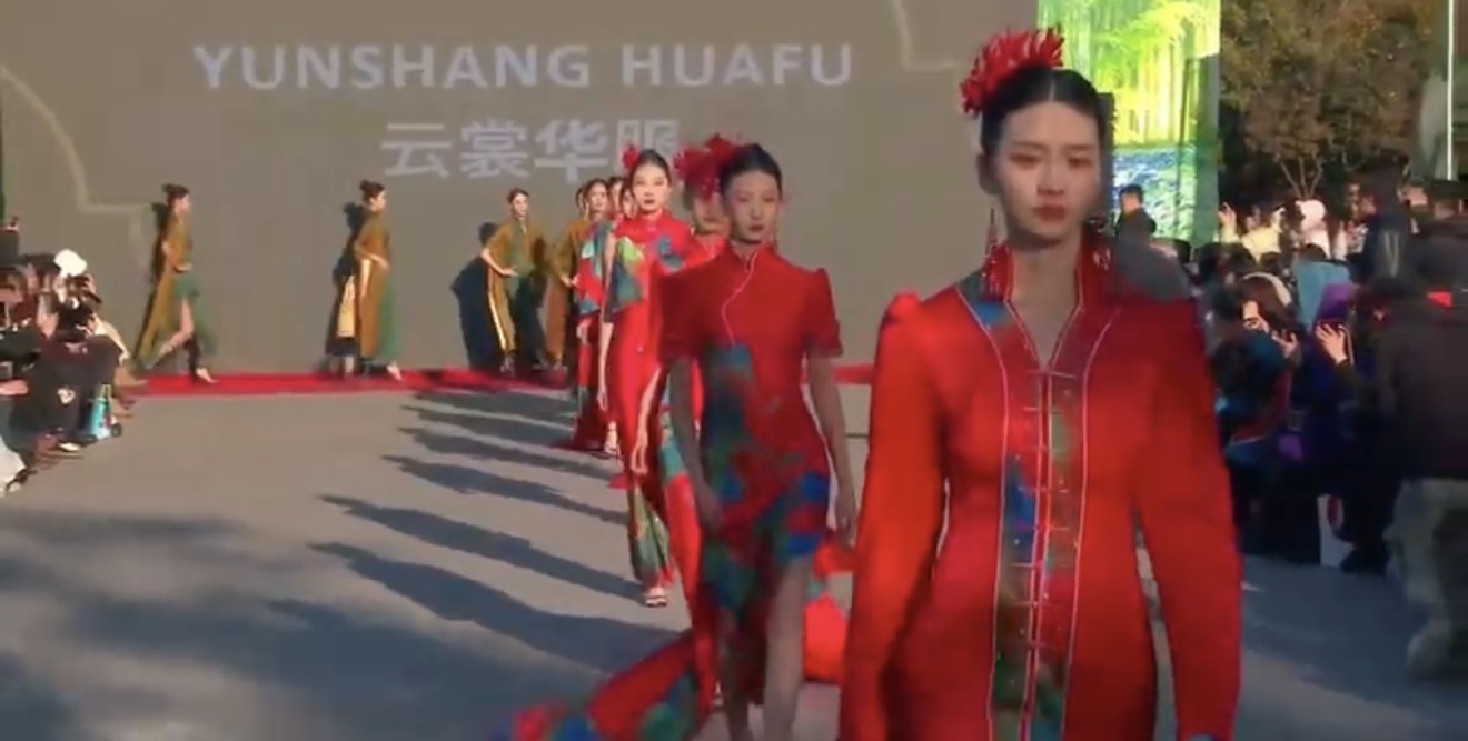 Maiden Pakistan-China Fashion Show Held at the Great Wall of China