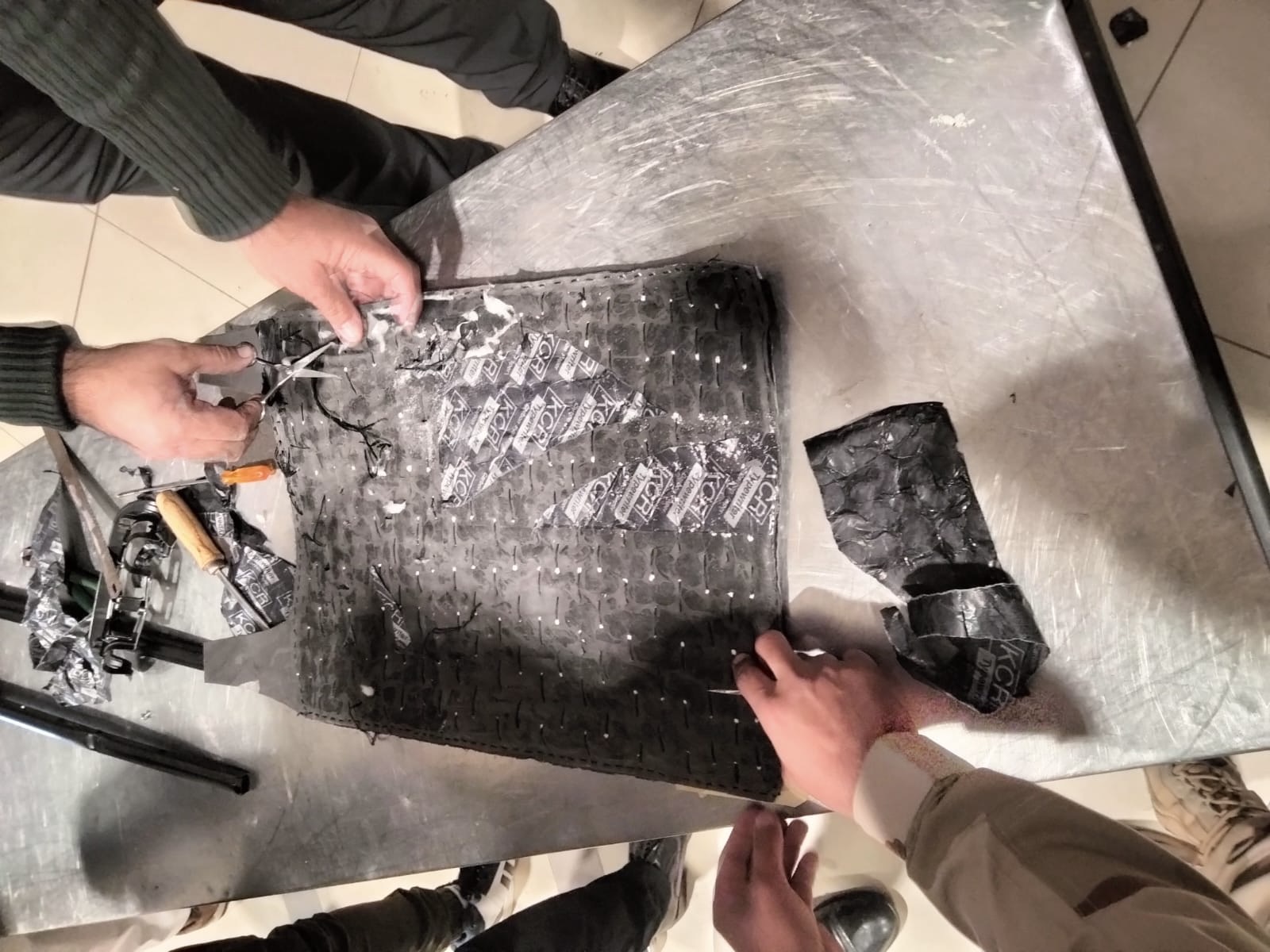 یہ رہی آپ کی فراہم کردہ معلومات کی بنیاد پر **درست، رواں اور پیشہ ورانہ انداز میں تیار کی گئی اردو پریس ریلیز**: --- **پریس ریلیز** **اے ایس ایف پشاور ایئرپورٹ کی بڑی کارروائی، آئس ہیروئن برآمد** **پشاور | 25 جنوری 2026** ایئرپورٹس سیکیورٹی فورس (اے ایس ایف) نے پشاور سے دوحہ جانے والی پرواز پر مسافروں کی مؤثر پروفائلنگ اور اسکریننگ کے دوران منشیات اسمگلنگ کی ایک بڑی کوشش ناکام بنا دی۔ تفصیلات کے مطابق اے ایس ایف کے تربیت یافتہ عملے نے دوحہ جانے والی پرواز کے ایک مشتبہ مسافر کی نقل و حرکت کو مشکوک قرار دیتے ہوئے کڑی نگرانی شروع کی۔ سامان کی اسکریننگ کے دوران مسافر کے ٹرالی بیگ کو مشتبہ قرار دیا گیا، جس پر بیگ کی دستی تلاشی لی گئی۔ تلاشی کے دوران اے ایس ایف عملے نے بیگ کی تہہ میں نہایت مہارت سے چھپائی گئی **1.004 کلوگرام آئس ہیروئن** برآمد کر لی۔ برآمدگی کے فوراً بعد مسافر کو حراست میں لے لیا گیا۔ ابتدائی تفتیش مکمل ہونے کے بعد ملزم کو برآمد شدہ منشیات سمیت مزید قانونی کارروائی کے لیے **اینٹی نارکوٹکس فورس (اے این ایف)** کے حوالے کر دیا گیا۔ اے ایس ایف ملک کے ہوائی اڈوں پر سیکیورٹی کو یقینی بنانے اور منشیات اسمگلنگ سمیت دیگر غیر قانونی سرگرمیوں کی روک تھام کے لیے ہمہ وقت چوکس اور پرعزم ہے۔ **ترجمان ایئرپورٹس سیکیورٹی فورس (اے ایس ایف)** --- اگر آپ چاہیں تو میں اسے **ٹی وی ٹکرز، مختصر نیوز بلیٹ، یا سوشل میڈیا پوسٹ** کے فارمیٹ میں بھی ڈھال سکتا ہوں۔ The pakistan times 