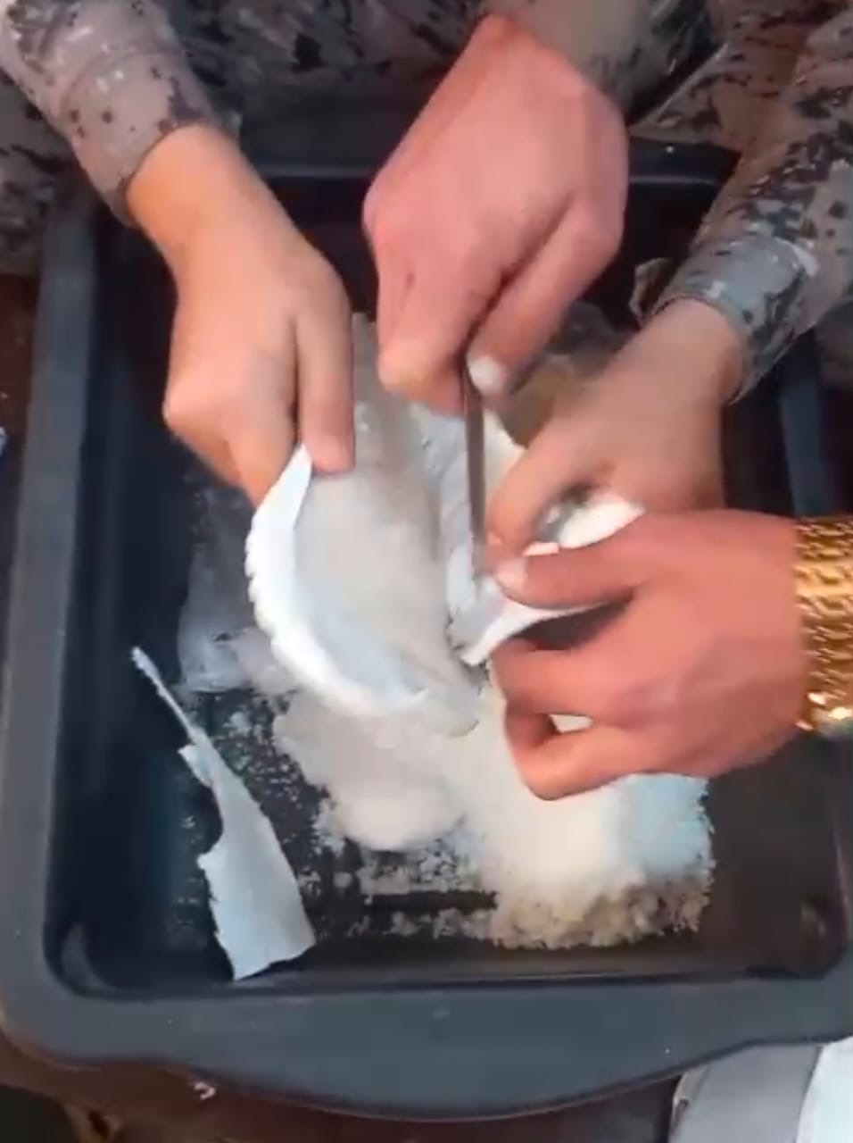 **پریس ریلیز**
**بتاریخ: 27 فروری 2026****اے ایس ایف کی پشاور ایئرپورٹ پر بڑی کارروائی، 866 گرام آئس ہیروئن برآمد**ایئرپورٹس سیکیورٹی فورس (اے ایس ایف) نے پشاور انٹرنیشنل ایئرپورٹ پر بروقت پروفائلنگ اور جدید اسکریننگ کے ذریعے منشیات اسمگلنگ کی ایک بڑی کوشش ناکام بنا دی۔تفصیلات کے مطابق پشاور سے دوحہ جانے والی پرواز کے ایک مسافر، نورالحق، کی اسکریننگ کے دوران جوتوں اور شولڈر بیگ میں مشکوک کثافت کی نشاندہی ہوئی۔ مزید تلاشی لینے پر ملزم کے دونوں جوتوں کے تلوؤں میں مہارت کے ساتھ چھپائی گئی مجموعی طور پر **866 گرام آئس ہیروئن** برآمد کر لی گئی۔اے ایس ایف حکام نے فوری کارروائی کرتے ہوئے ملزم کو برآمد شدہ منشیات سمیت مزید قانونی کارروائی کے لیے اینٹی نارکوٹکس فورس (اے این ایف) کے حوالے کر دیا ہے۔ترجمان
ایئرپورٹس سیکیورٹی فورس (اے ایس ایف)اگر آپ چاہیں تو میں اسی پریس ریلیز کو **مزید صحافتی انداز** یا **نیوز اسٹوری فارمیٹ** میں بھی تیار کر سکتا ہوں۔The pakistan Times
