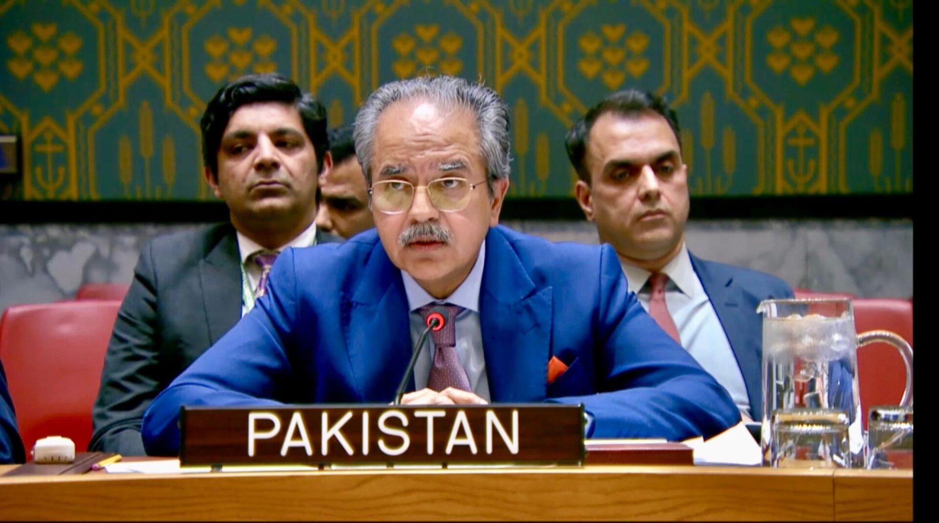 **پریس ریلیز****سلامتی کونسل میں پاکستان کا مؤقف: فلسطین میں تشدد کا خاتمہ اور دو ریاستی حل ہی پائیدار امن کی ضمانت****نیویارک، 24 مارچ 2026**اقوامِ متحدہ میں پاکستان کے مستقل مندوب عاصم افتخار احمد نے سلامتی کونسل میں قرارداد 2334 کے تحت مشرقِ وسطیٰ کی صورتحال پر بریفنگ کے موقع پر پاکستان کا مؤقف پیش کرتے ہوئے فلسطینی عوام کے خلاف جاری مظالم، غیر قانونی آبادکاری اور تشدد کی شدید مذمت کی ہے۔انہوں نے ڈپٹی اسپیشل کوآرڈینیٹر رمیز الاکباروف اور غزہ کے لیے ہائی ریپریزنٹیٹو نیکولے ملادینوف کا جامع بریفنگز پر شکریہ ادا کیا۔اپنے بیان میں پاکستانی مندوب نے کہا کہ مشرقِ وسطیٰ کی صورتحال مسلسل بگڑ رہی ہے اور خطہ ایک خطرناک موڑ پر کھڑا ہے جہاں وسیع پیمانے پر تصادم کا خدشہ بڑھ رہا ہے۔ انہوں نے واضح کیا کہ مسئلہ فلسطین عرب۔اسرائیل تنازعہ کے مرکز میں ہے، جو خطے میں عدم استحکام کو برقرار رکھے ہوئے ہے اور پائیدار امن کی راہ میں بڑی رکاوٹ ہے۔انہوں نے کہا کہ فلسطینی عوام غیر قانونی قبضے، جبری بے دخلی، منظم تشدد اور اپنے بنیادی حقوق، بالخصوص حقِ خود ارادیت، سے محرومی کا شکار ہیں۔ غزہ اور مغربی کنارے میں حالیہ تشدد اور شہریوں، خصوصاً خواتین اور بچوں کی ہلاکتوں پر شدید تشویش کا اظہار کرتے ہوئے انہوں نے کہا کہ یہ صورتحال ناقابلِ قبول ہے۔سفیر عاصم افتخار احمد نے زور دیا کہ اسرائیل، بطور قابض قوت، بین الاقوامی قانون کے تحت فلسطینی شہریوں کے تحفظ کا پابند ہے، تاہم اس ذمہ داری کی مسلسل خلاف ورزی کی جا رہی ہے۔ انہوں نے آبادکاروں کے بڑھتے ہوئے منظم تشدد اور فلسطینی آبادی کے خلاف حملوں کی سخت مذمت کرتے ہوئے مطالبہ کیا کہ ان واقعات میں ملوث عناصر کو قانون کے کٹہرے میں لایا جائے۔انہوں نے اس بات پر زور دیا کہ اقوام متحدہ کی سلامتی کونسل کی قرارداد 2334 پر مکمل عملدرآمد کرتے ہوئے اسرائیل فوری طور پر آبادکاری کی سرگرمیاں بند کرے اور مقبوضہ علاقوں کی حیثیت تبدیل کرنے کے تمام اقدامات واپس لے۔پاکستان نے حالیہ سفارتی پیش رفت، بشمول نیویارک اعلامیہ اور سلامتی کونسل کی قرارداد 2803، کا حوالہ دیتے ہوئے کہا کہ جنگ بندی، انسانی امداد کی بلا رکاوٹ فراہمی، اور تعمیر نو کے عمل کا فوری آغاز ناگزیر ہے۔ اس ضمن میں فلسطینی اتھارٹی کے مرکزی کردار پر بھی زور دیا گیا۔پاکستان نے اس عزم کا اعادہ کیا کہ ایک مقررہ مدت پر مبنی سیاسی عمل کے ذریعے 1967 کی سرحدوں کے مطابق ایک خودمختار، آزاد اور جغرافیائی طور پر مربوط فلسطینی ریاست کا قیام، جس کا دارالحکومت القدس الشریف ہو، ہی خطے میں دیرپا امن اور استحکام کی واحد ضمانت ہے۔آخر میں، پاکستانی مندوب نے فلسطینی عوام کے ساتھ پاکستان کی غیر متزلزل یکجہتی کا اعادہ کرتے ہوئے کہا کہ پاکستان ان کے حقِ خود ارادیت، انصاف اور آزادی کی جدوجہد میں بھرپور حمایت جاری رکھے گا، اور مشرقِ وسطیٰ میں کشیدگی کے خاتمے کے لیے تمام فریقین سے تحمل اور مکالمے کی اپیل کرتا ہے۔***ختم شد***The Pakistan times