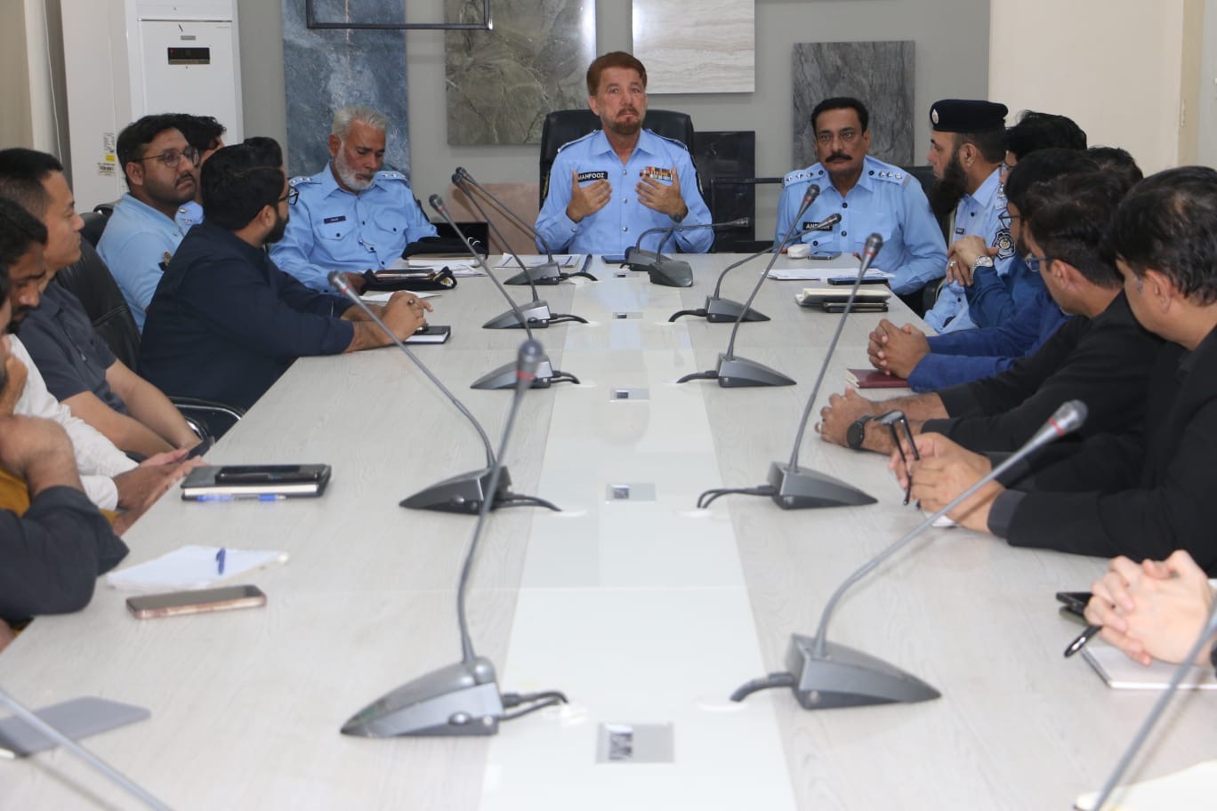 ترجمان اسلام آباد پولیسنماز جمعہ کے اجتماعات اور یوم القدس کے جلوسوں کے سلسلے میں شہر بھر میں فول پروف سکیورٹی انتظامات۔نماز جامعہ کے اجتماعات اور یوم القدس کے جلوسوں کی سکیورٹی کے لیے اسلام آباد پولیس کے 3500 سے زائد افسران و جوان ڈیوٹی پر تعینات۔فیصل مسجد سمیت تمام مساجد اور امام بارگاہوں کے اطراف سخت سکیورٹی انتظامات کئے گئے ہیں -ڈی آئی جییوم القدس کے جلوسوں کے لیے اسلام آباد بھر میں خصوصی سکیورٹی اقدامات کئے گئے ہیں ۔شہر کے تمام داخلی و خارجی راستوں پر چیکنگ مزید سخت اور خصوصی ناکہ جات قائم کئے گئے ہیں۔محمد جواد طارقشہر بھر میں پولیس کی مؤثر پٹرولنگ جاری۔ڈی آئی جی اسلام آبادشہریوں کے جان و مال کا تحفظ اسلام آباد پولیس کی اولین ترجیح ہے: ڈی آئی جی اسلام آباد محمد جواد طارق
The pakistan times
