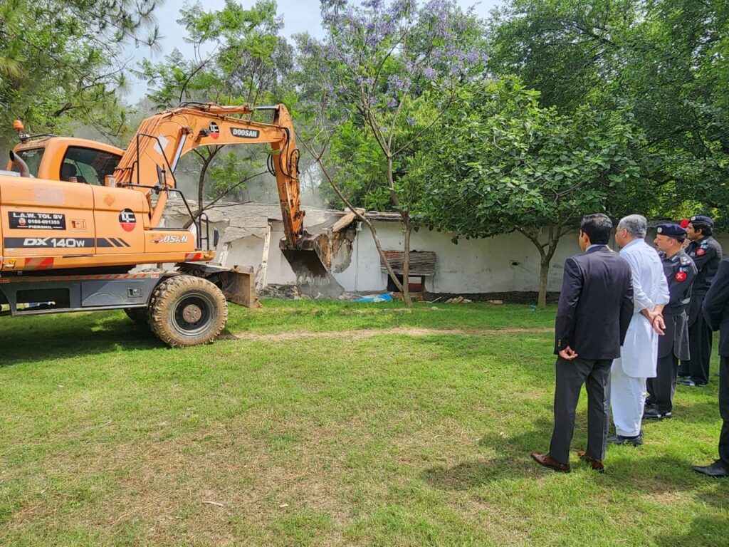 ‎Interior Minister Mohsin Naqvi Oversees Anti-Encroachment Operation in Islamabad; FC Camp Office Near Marriott Demolished