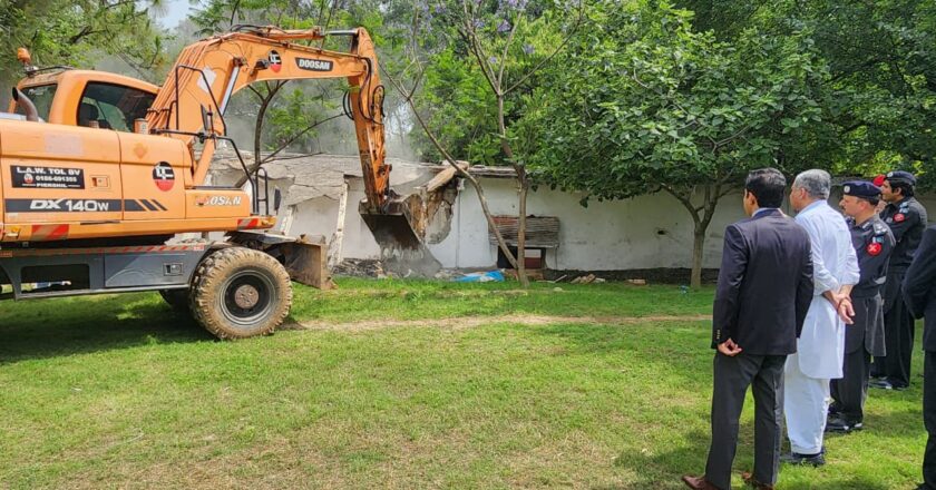 ‎Interior Minister Mohsin Naqvi Oversees Anti-Encroachment Operation in Islamabad; FC Camp Office Near Marriott Demolished