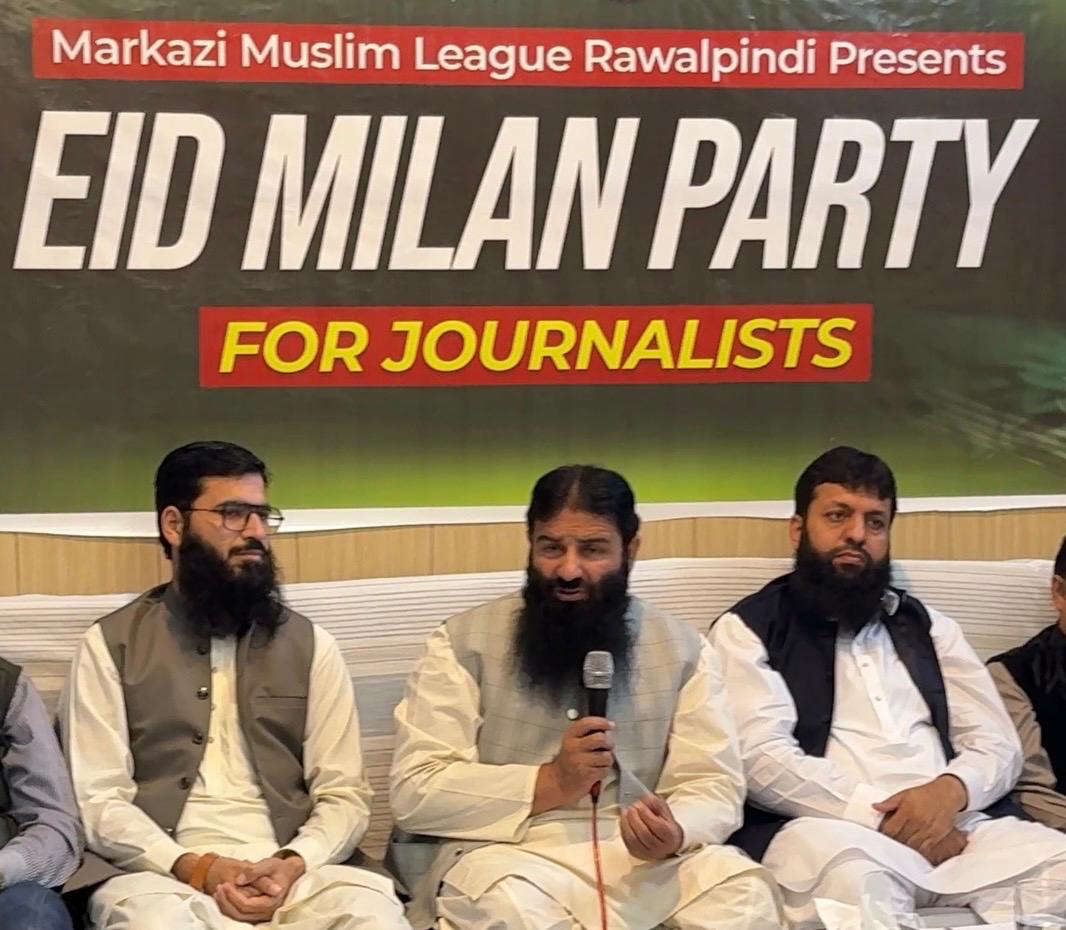 اپڈییٹ خبر شامل کرلیںراولپنڈی:
پاکستان مرکزی مسلم لیگ کے ترجمان ڈاکٹر مزمل ہاشمی نے کہا ہے کہ ملک میں امن کے قیام کے لیے افواجِ پاکستان کے سربراہ فیلڈ مارشل حافظ عاصم منیر اور وزیر اعظم شہباز شریف کی کاوشیں قابلِ ستائش ہیں۔ انہوں نے کہا کہ پاکستان آج ایک مضبوط ریاست کے طور پر ابھر رہا ہے، تاہم اندرونی و بیرونی حالات کے تناظر میں قومی یکجہتی ناگزیر ہے۔ اگر ہم ریاست کے خلاف چلیں گے تو اس کا فائدہ دشمن کو ہوگا۔
ان خیالات کا اظہار انہوں نے گزشتہ روز مرکز القدس راولپنڈی میں عید ملن پارٹی کے بعد صحافیوں سے گفتگو کرتے ہوئے کیا۔ اس موقع پر جنرل سیکرٹری مرکزی مسلم لیگ راولپنڈی انجینئر مبین صدیقی اور سیکرٹری اطلاعات و نشریات حافظ عبدالقدوس بھی موجود تھے۔
ڈاکٹر مزمل ہاشمی نے کہا کہ ملک کی ترقی اور استحکام کے لیے کم از کم پچیس سالہ جامع منصوبہ بندی کی ضرورت ہے اور اب سیاسی جماعتوں کو محض نعروں کے بجائے تعمیرِ وطن پر توجہ دینا ہوگی۔ انہوں نے کہا کہ پاکستان مرکزی مسلم لیگ نے خدمتِ خلق کو اپنا مشن بنایا ہے، رمضان المبارک کے دوران سحری و افطاری کے بڑے پیمانے پر انتظامات کیے گئے، ہزاروں مستحق خاندانوں تک راشن پہنچایا گیا اور صحافتی برادری سمیت مختلف طبقات کی ضروریات کو پورا کیا گیا۔
انہوں نے مزید کہا کہ جماعت میں انٹرا پارٹی انتخابات اور رکنیت سازی کا عمل مکمل کیا جا چکا ہے جس میں عوام نے بھرپور اعتماد کا اظہار کیا۔ ہماری کوشش ہے کہ سیاست کو موروثی نظام سے نکال کر عام آدمی تک پہنچایا جائے۔
ان کا کہنا تھا کہ بلوچستان اور خیبر پختونخوا میں تنظیمی رابطہ کاری کو فروغ دیا جا رہا ہے اور ان علاقوں میں فلاحی سرگرمیوں کا دائرہ کار مزید بڑھایا جائے گا، کیونکہ بلوچستان پاکستان کے لیے خصوصی اہمیت کا حامل ہے۔
ڈاکٹر مزمل ہاشمی نے کہا کہ پاکستان اب مایوسی کے اندھیروں سے نکل رہا ہے اور ہمیں اتحاد و اتفاق کے ساتھ آگے بڑھنے کی ضرورت ہے۔ انہوں نے افواجِ پاکستان کو خراجِ تحسین پیش کرتے ہوئے کہا کہ ہمارے قومی ہیروز پر ہمیں فخر ہے اور ملکی سلامتی کے لیے ان کی خدمات ناقابلِ فراموش ہیں۔جاری کردہ:
عبدالقدوس
سیکرٹری اطلاعات و نشریات مرکزی مسلم لیگ راولپنڈی