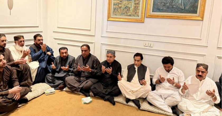 اسپیکر قومی اسمبلی سردار ایاز صادق کا پاکستان پیپلز پارٹی کے چیف وہپ و رکن قومی اسمبلی میر اعجاز حسین جکھرانی کی رہائش گاہ، جکھرانی ہاؤس جیکب آباد کا دورہ