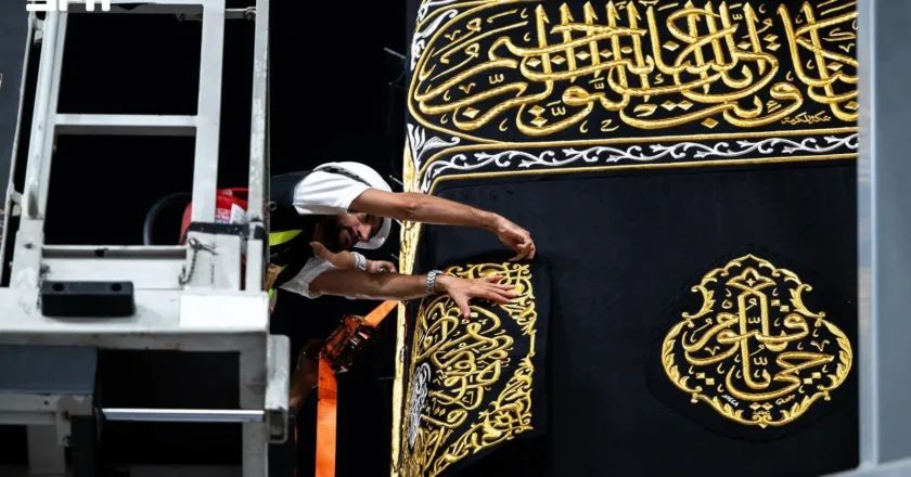 Saudi Authority Completes Kaaba Kiswa Replacement in Record Three Hours, Showcasing Advanced Operational Excellence