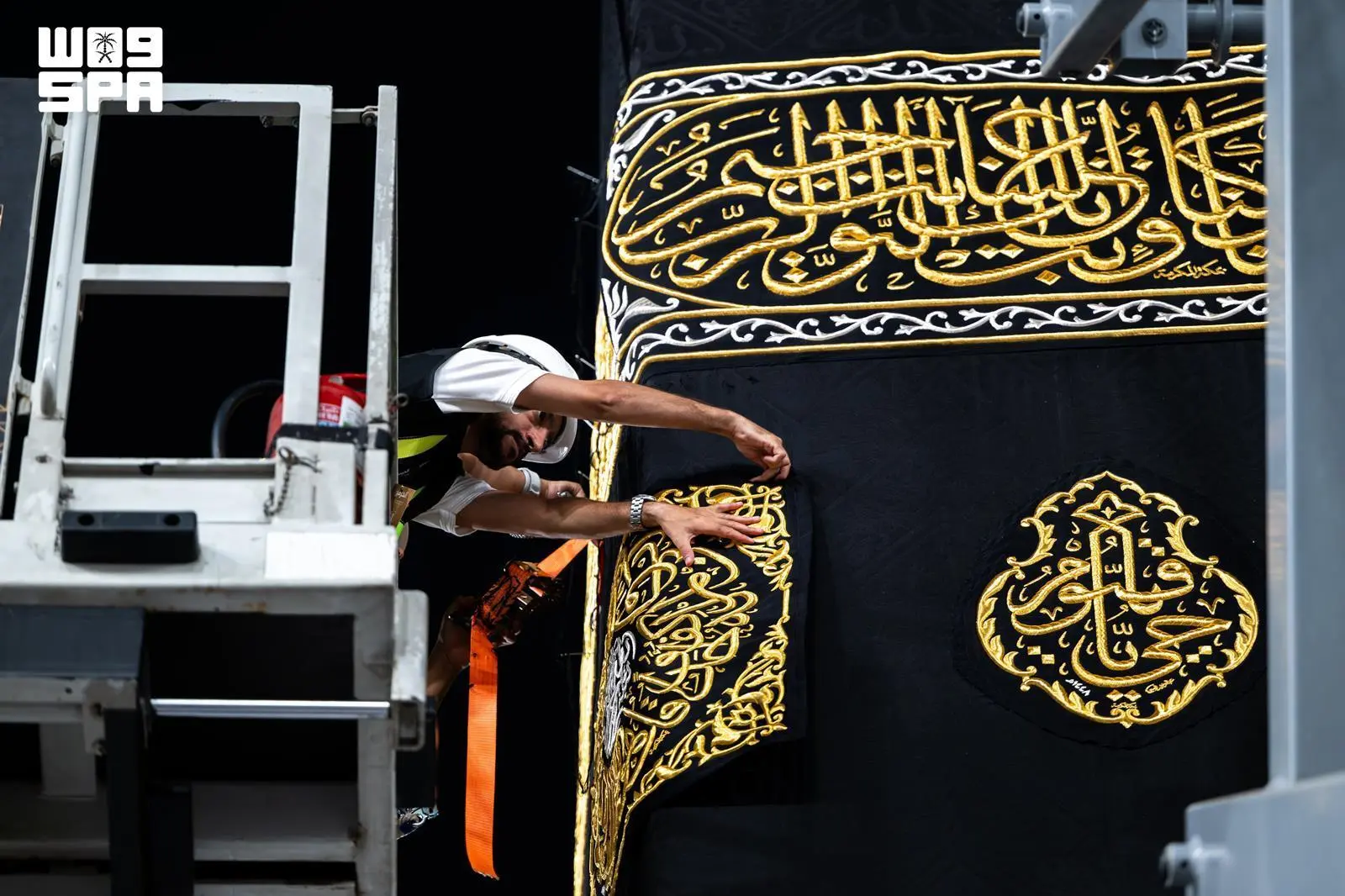 Saudi Authority Completes Kaaba Kiswa Replacement in Record Three Hours, Showcasing Advanced Operational Excellence