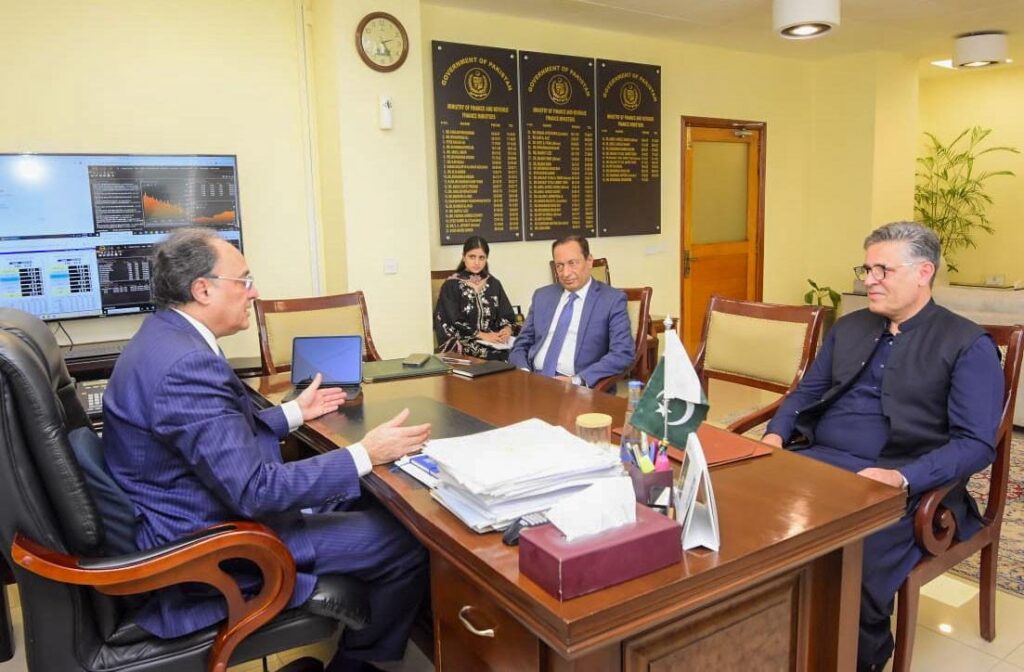 Finance Minister, Pakistan’s Ambassador to China Review Progress on Bilateral Investment, Economic Cooperation