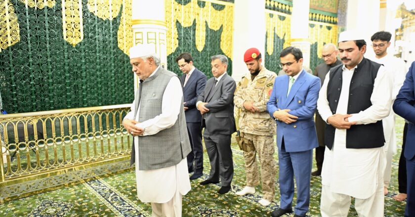 Deputy Prime Minister Ishaq Dar Arrives in Madina, Offers Prayers for Pakistan and Muslim Ummah