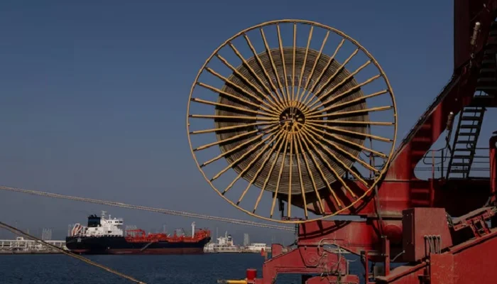 Hormuz Reopening Hopes Send Oil Prices Tumbling as Iran Talks Gain Traction