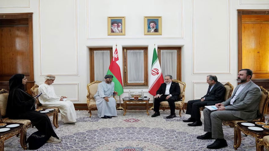 Iran, Oman Discuss Temporary Hormuz Corridor Amid U.S. Standoff