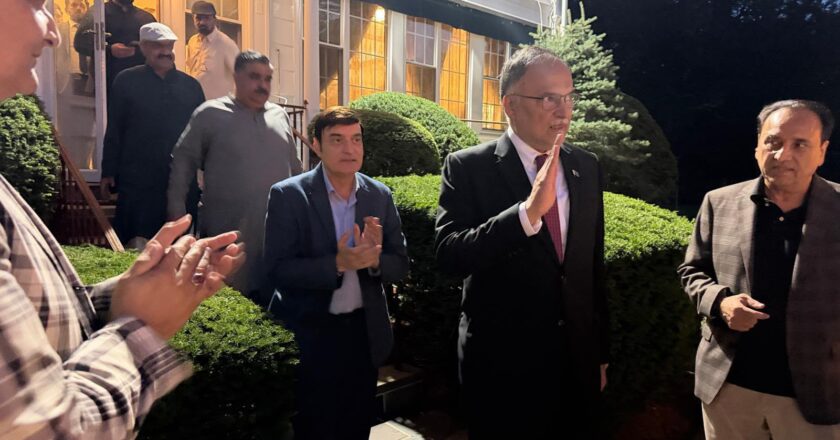 وفاقی وزیر پروفیسر احسن اقبال کی نیویارک میں پاکستانی نژاد امریکی برادری سے ملاقات