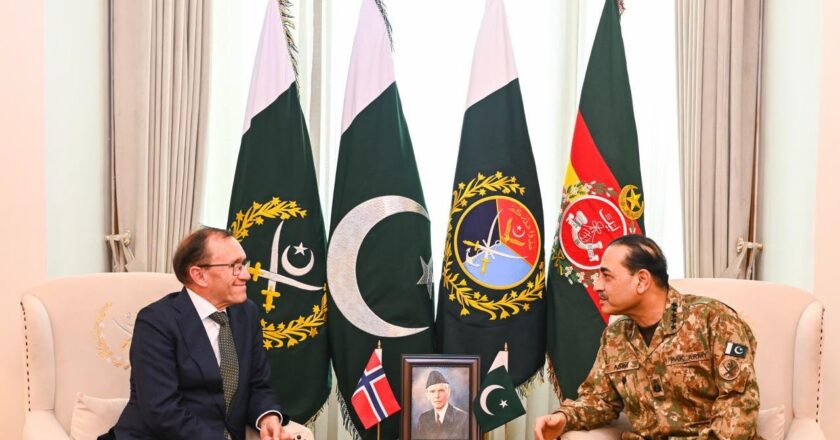 Norway Foreign Minister Calls on Army Chief at GHQ