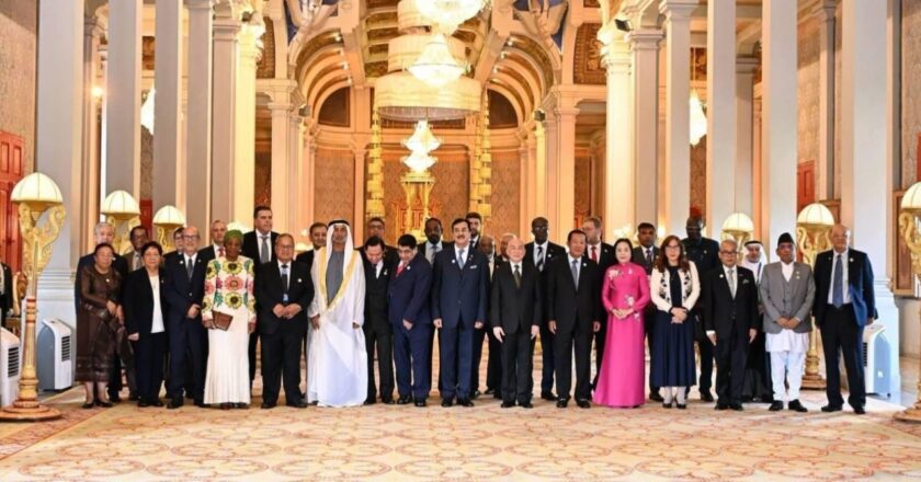 Gilani Leads Delegation in Courtesy Call on Cambodian King