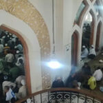 بھارت میں تاریخی مسجد کو مسمار ہونے سے بچانے کے لیے سیکڑوں مسلمان مسجد میں بیٹھ گئے