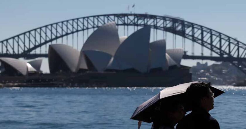 Sydney sweats in spring hot spell, faces ‘extreme’ bushfire risk