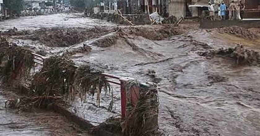 بادل پھٹنے سے آنے والے سیلاب نے غذر، ہنزہ میں معمولاتِ زندگی متاثر کر دیے