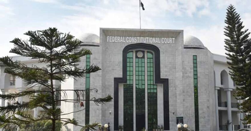 اڈیالہ جیل کے تین قیدیوں کی عمران خان جیسی طبی سہولیات کے لیے آئینی عدالت سے رجوع
