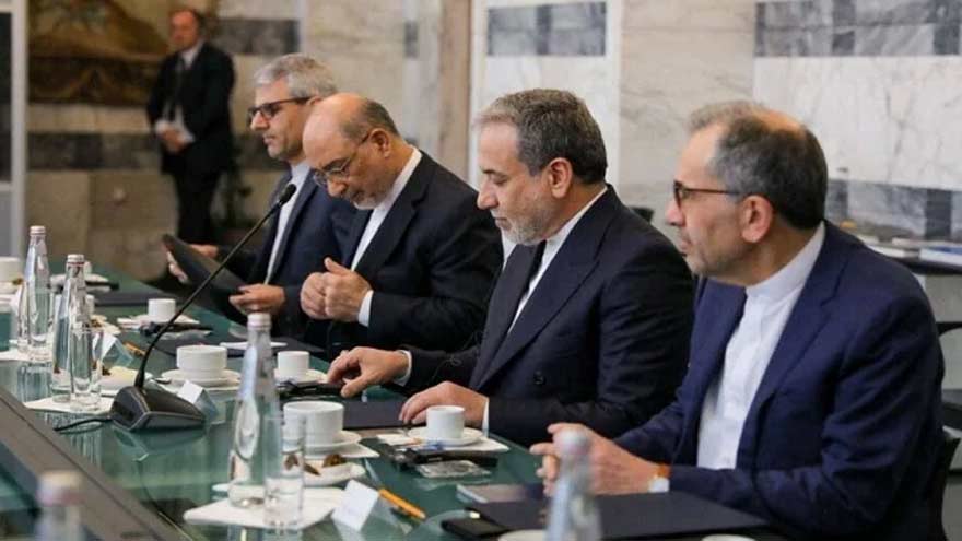 Iran Keeps Door Open to Diplomacy While Maintaining Conditions to End Conflict