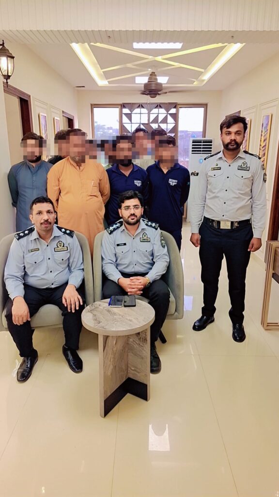 قصور پاسپورٹ آفس میں ایف آئی اے کا چھاپہ، 11 ملزمان گرفتار