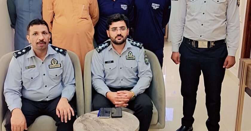 قصور پاسپورٹ آفس میں ایف آئی اے کا چھاپہ، 11 ملزمان گرفتار