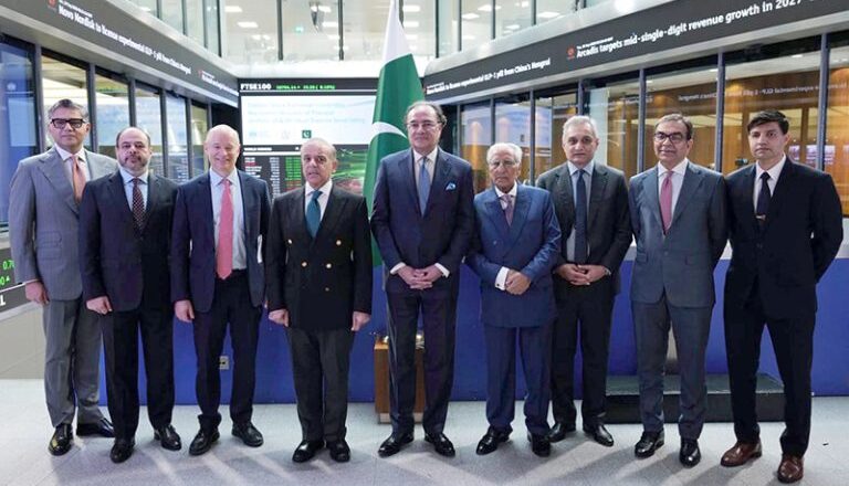 Prime Minister Shehbaz Sharif Meets London Stock Exchange CEO, Poses for Group Photograph with Pakistani Delegation